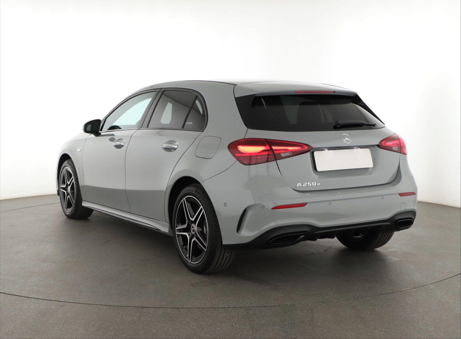 Mercedes-Benz Třídy A, 250 e, AMG LINE - fotka 4