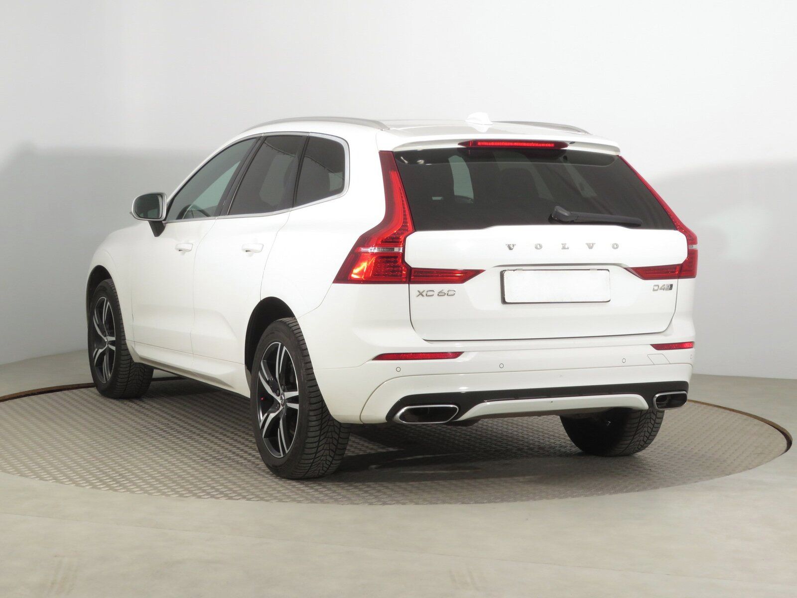 Volvo XC60, D4 AWD, R-Design, 4X4 - fotka 4