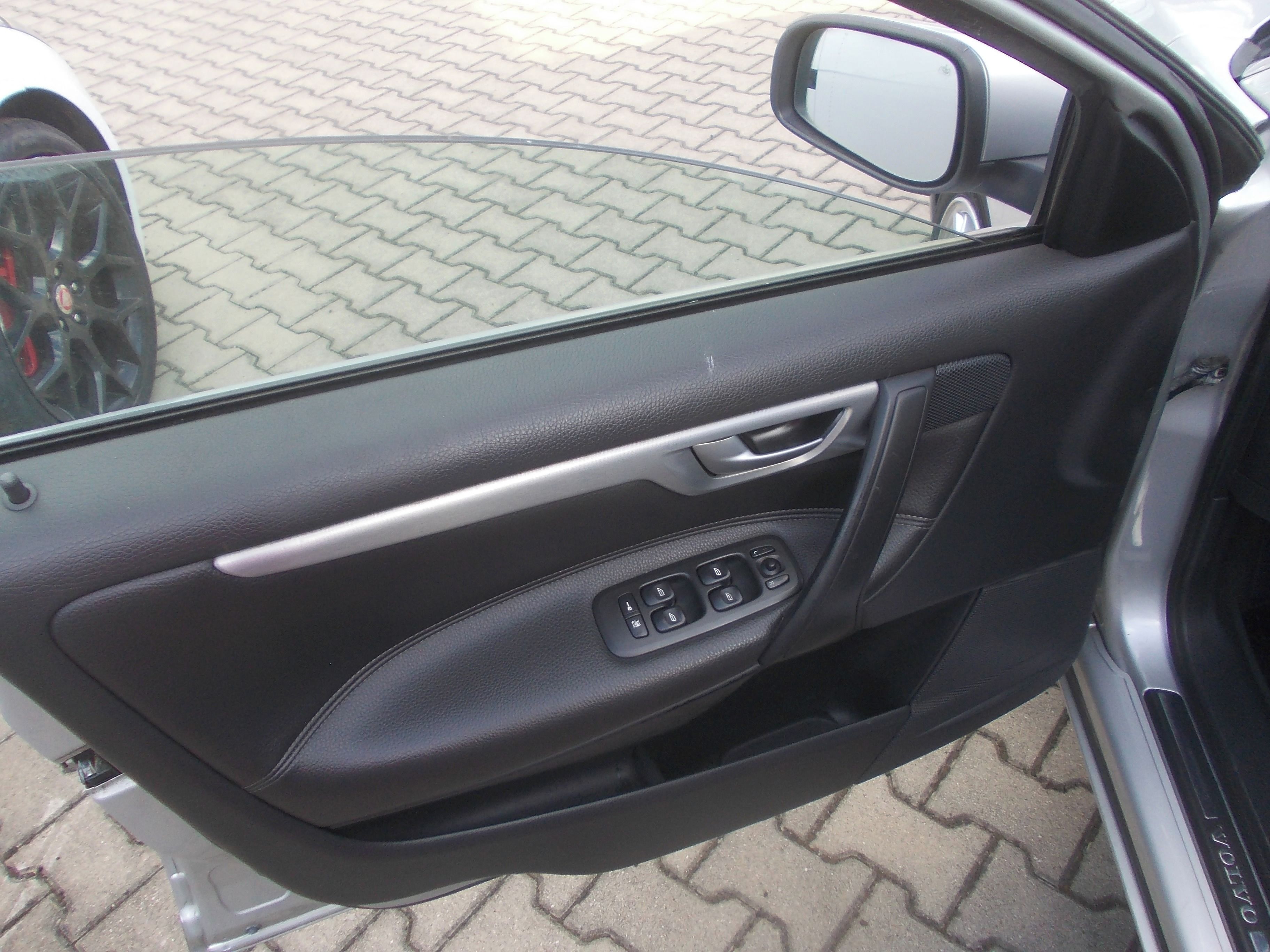 Volvo V70, 2.4D 120KW NOVÉ ROZVODY - fotka 5