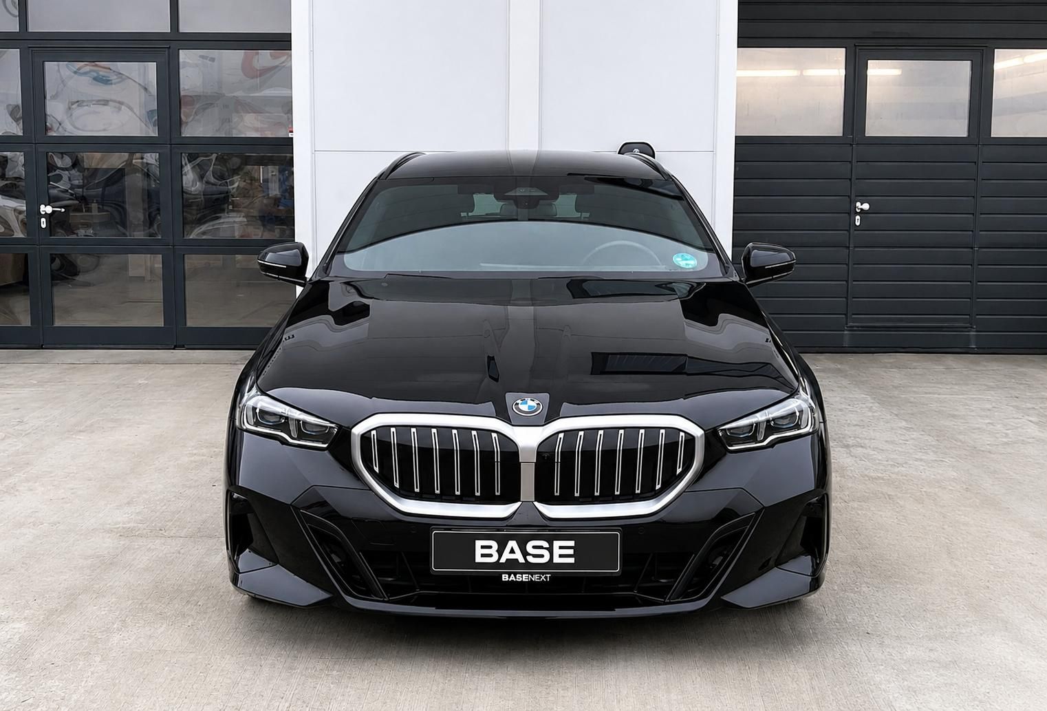 BMW Řada 5, 520d xDrive Touring M-Sport - fotka 2