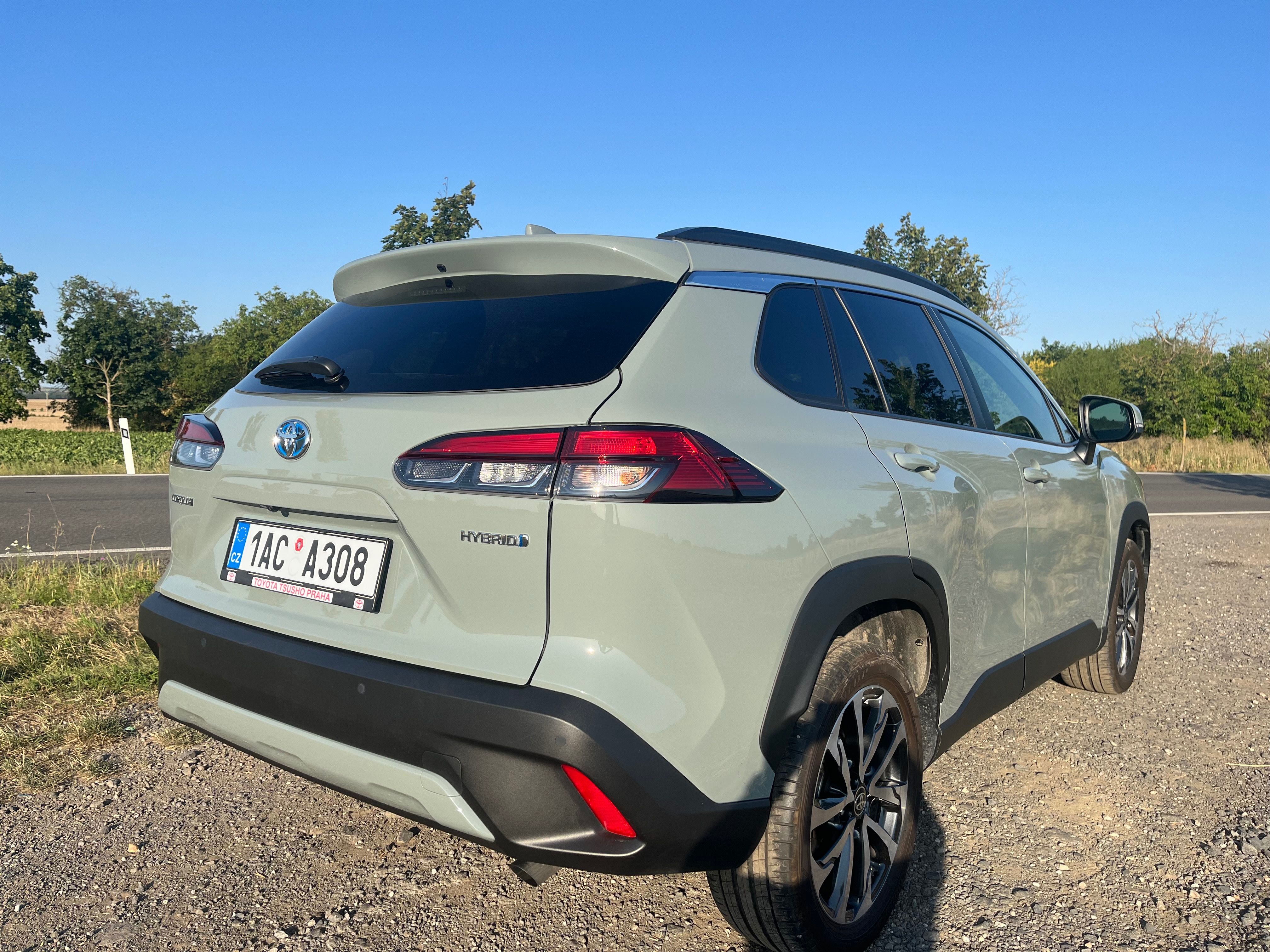 Toyota Corolla Cross, 2,0 HEV 197 k Style Tech - fotka 4