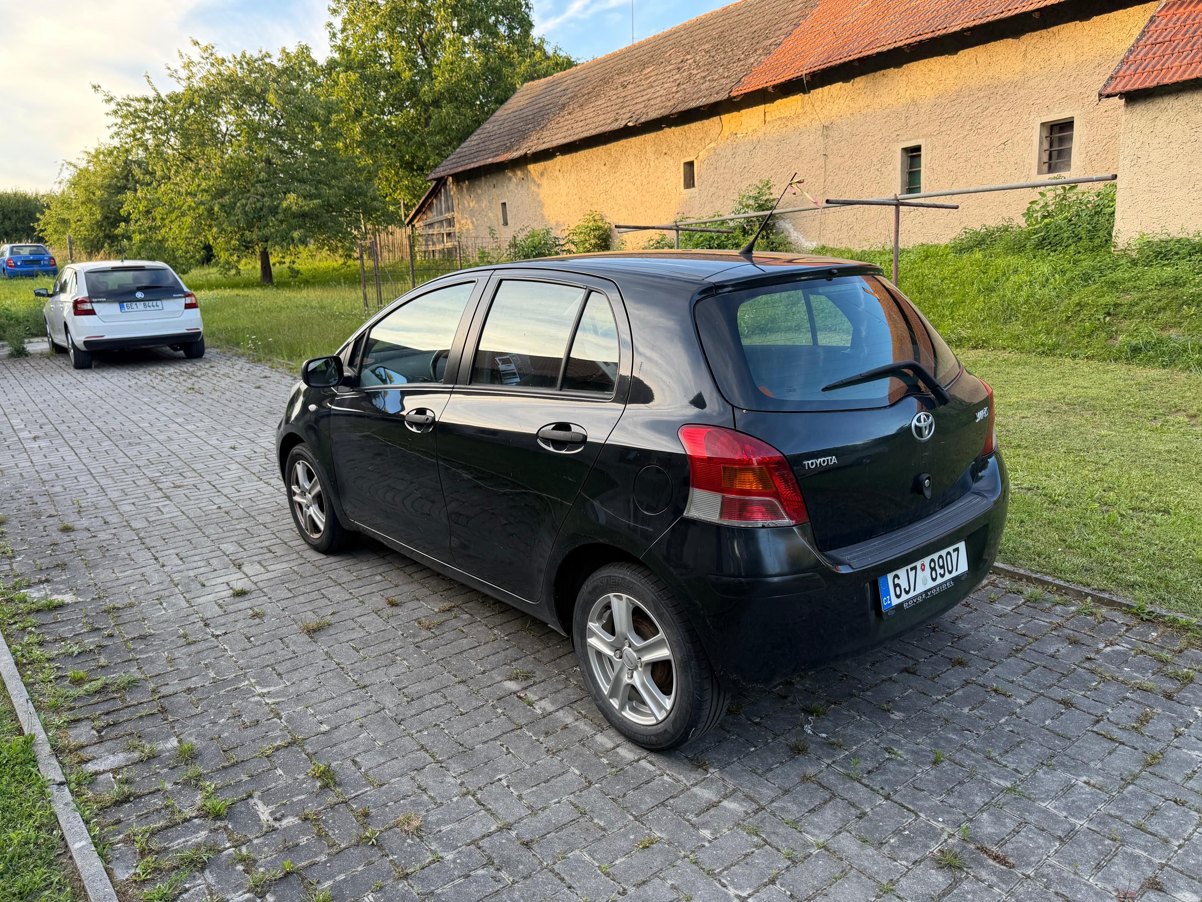 Toyota Yaris, 1,3i 74kw r.v 2010 - fotka 4