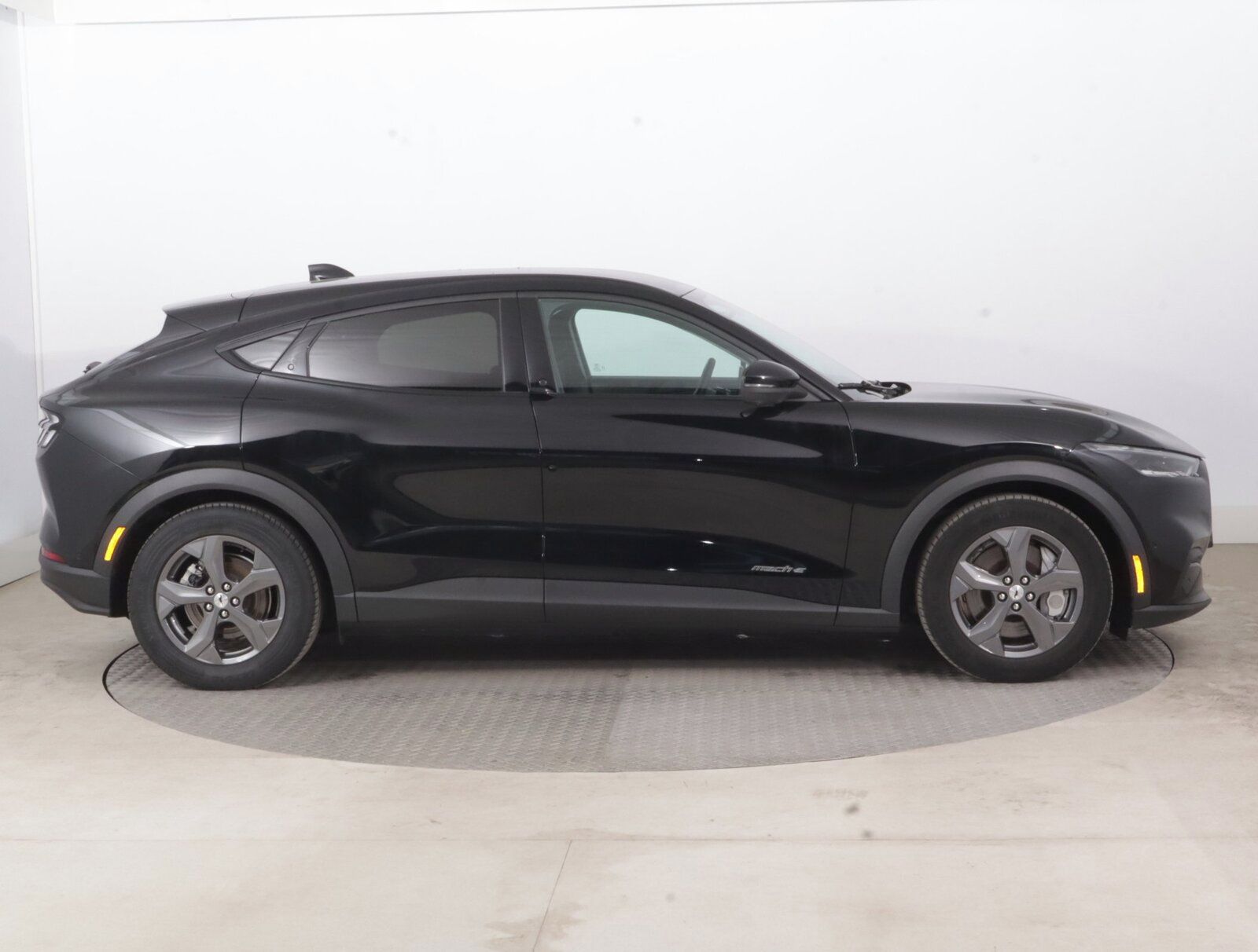 Ford Mustang Mach-E, Standard Range RWD, SoH 94% - fotka 6