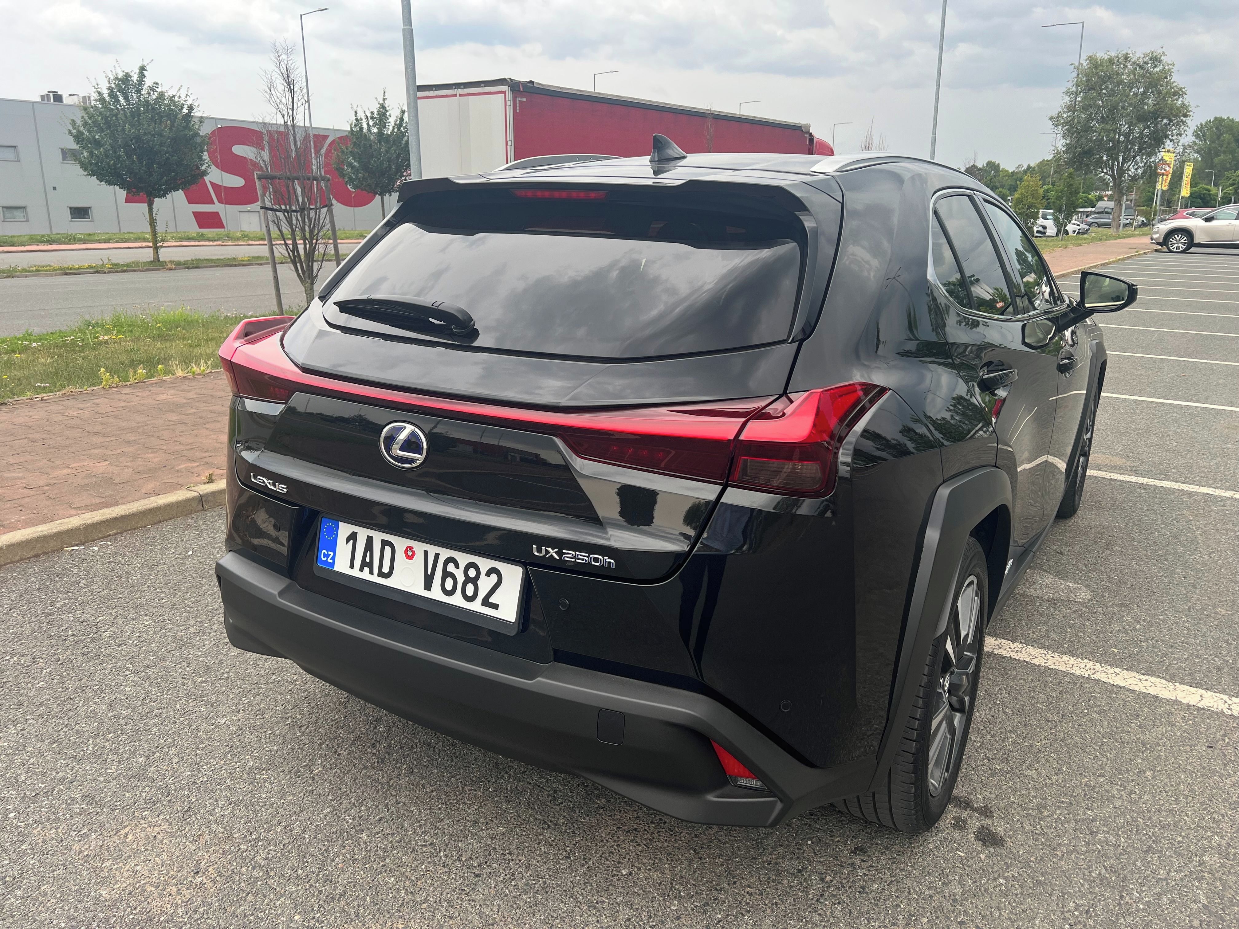 Lexus UX 250h - fotka 4