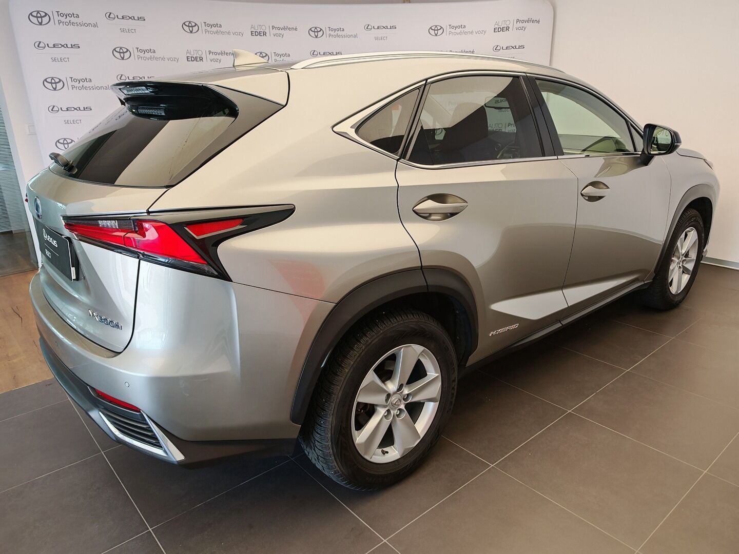 Lexus NX 300h, 2.5 300h 145kW 4WD Best - fotka 4