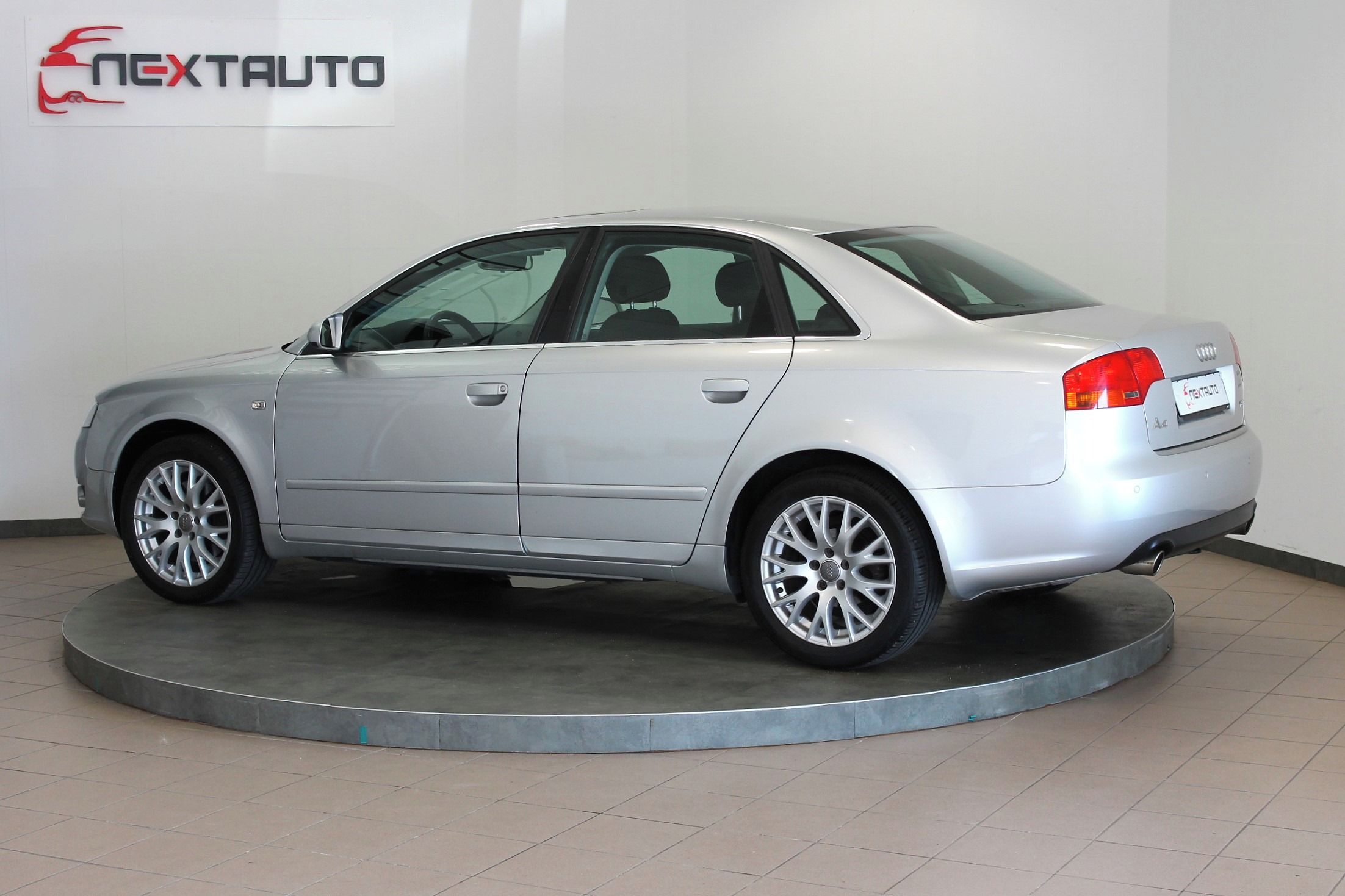 Audi A4, 1.8 TFSI 120kW AUTOMAT S.KNIHA - fotka 3