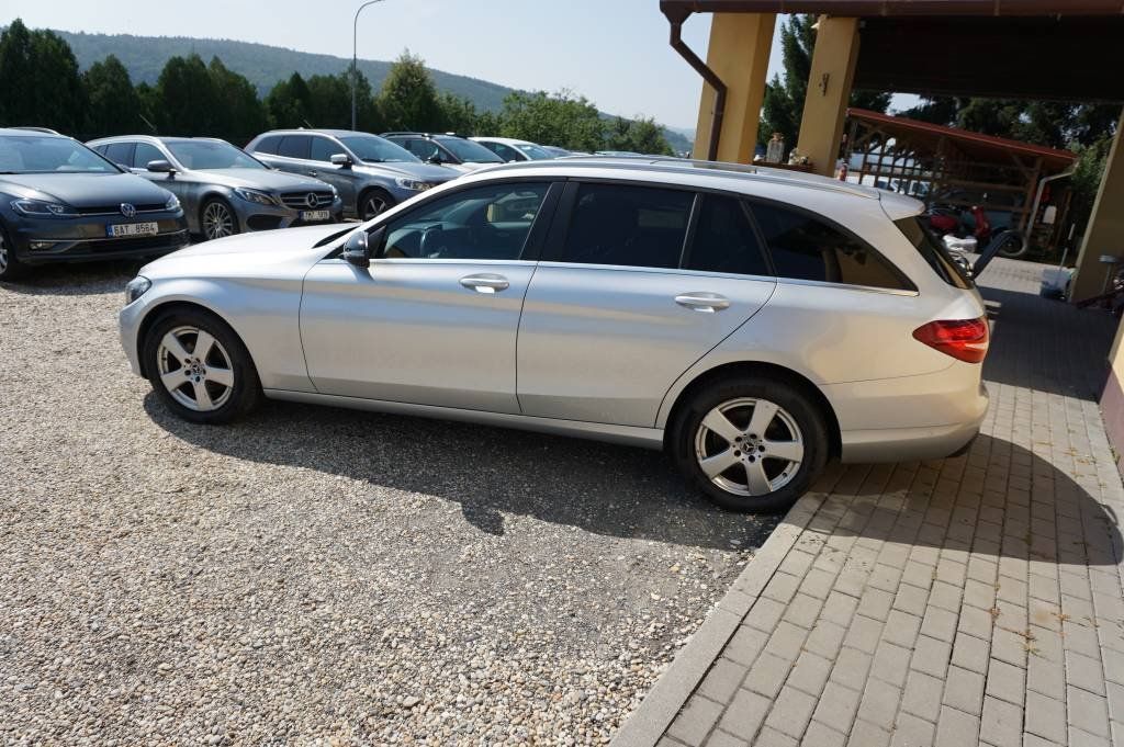 Mercedes-Benz Třídy C, C220  4 MATIC - fotka 4