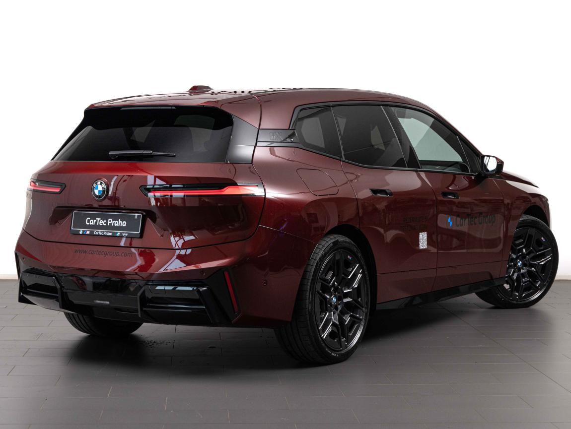 BMW iX, xDrive45 - fotka 3