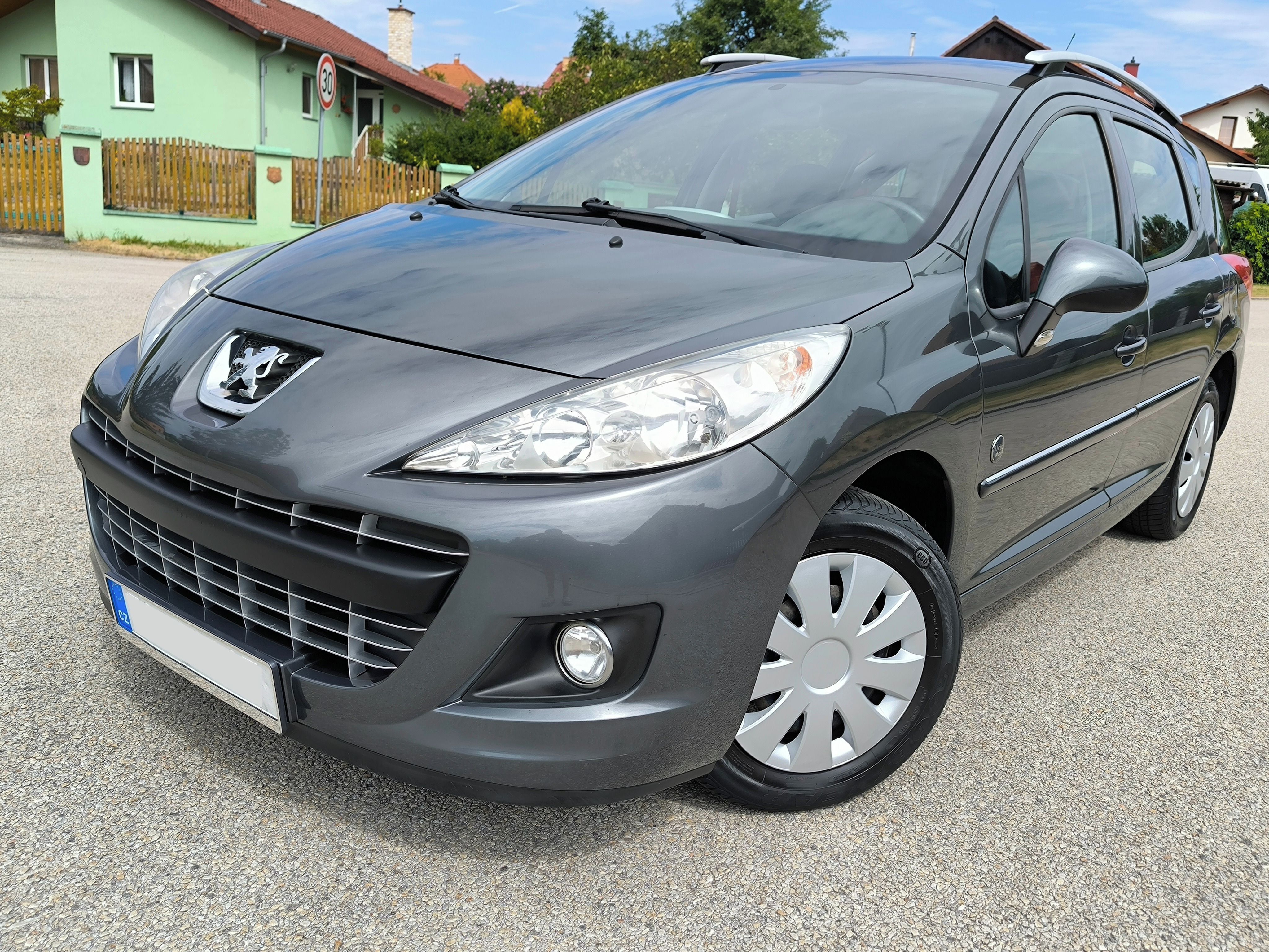 Peugeot 207, 1.4i - 1.MAJITELKA, PO SERVISU