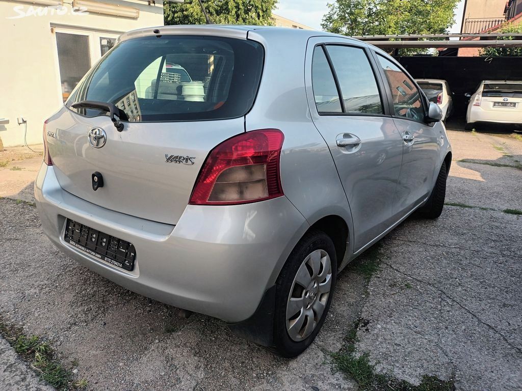 Toyota Yaris, 1.3VVT-I 63KW servisovaný - fotka 4