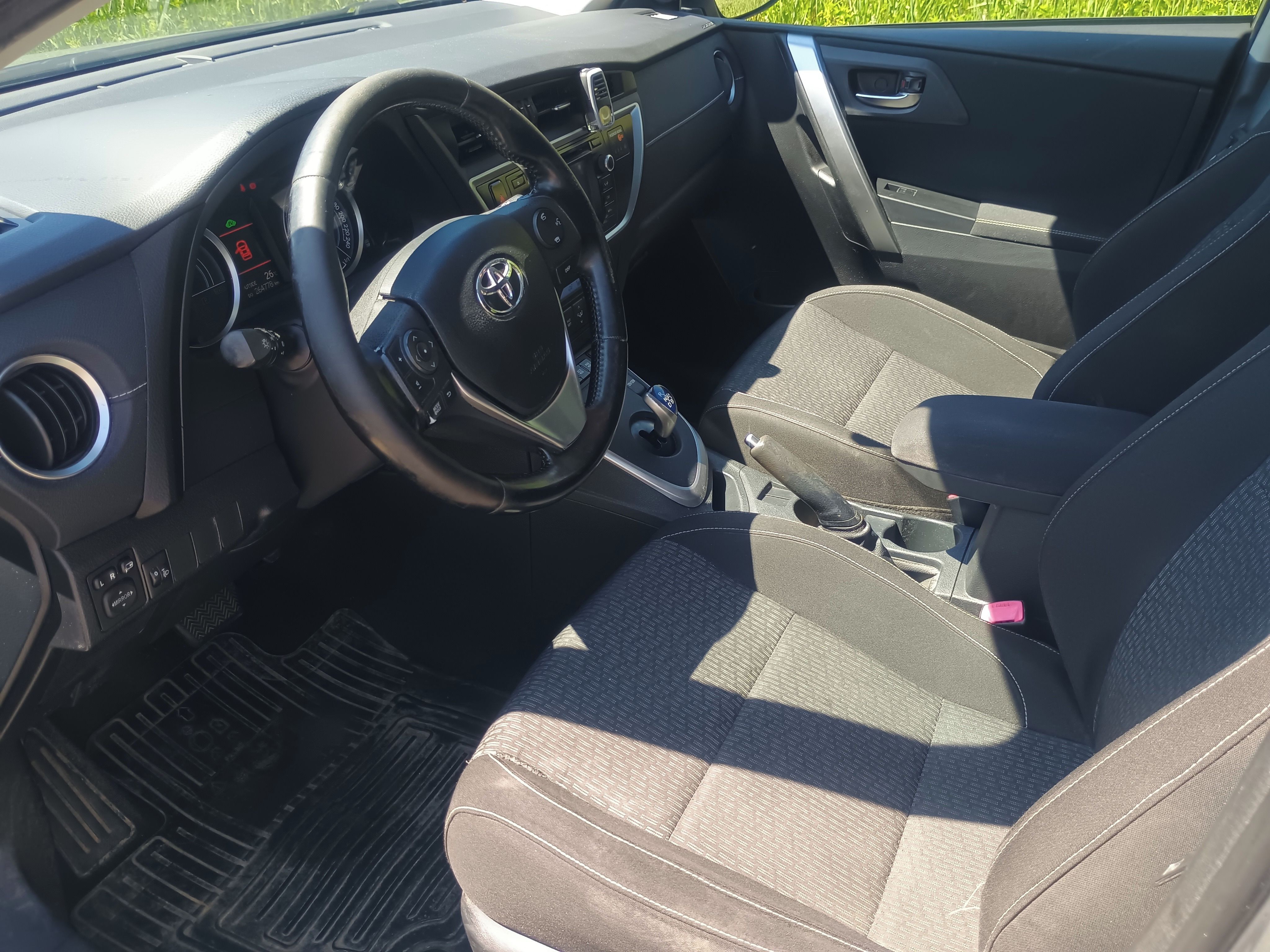 Toyota Auris, 1.8 hybrid - fotka 4