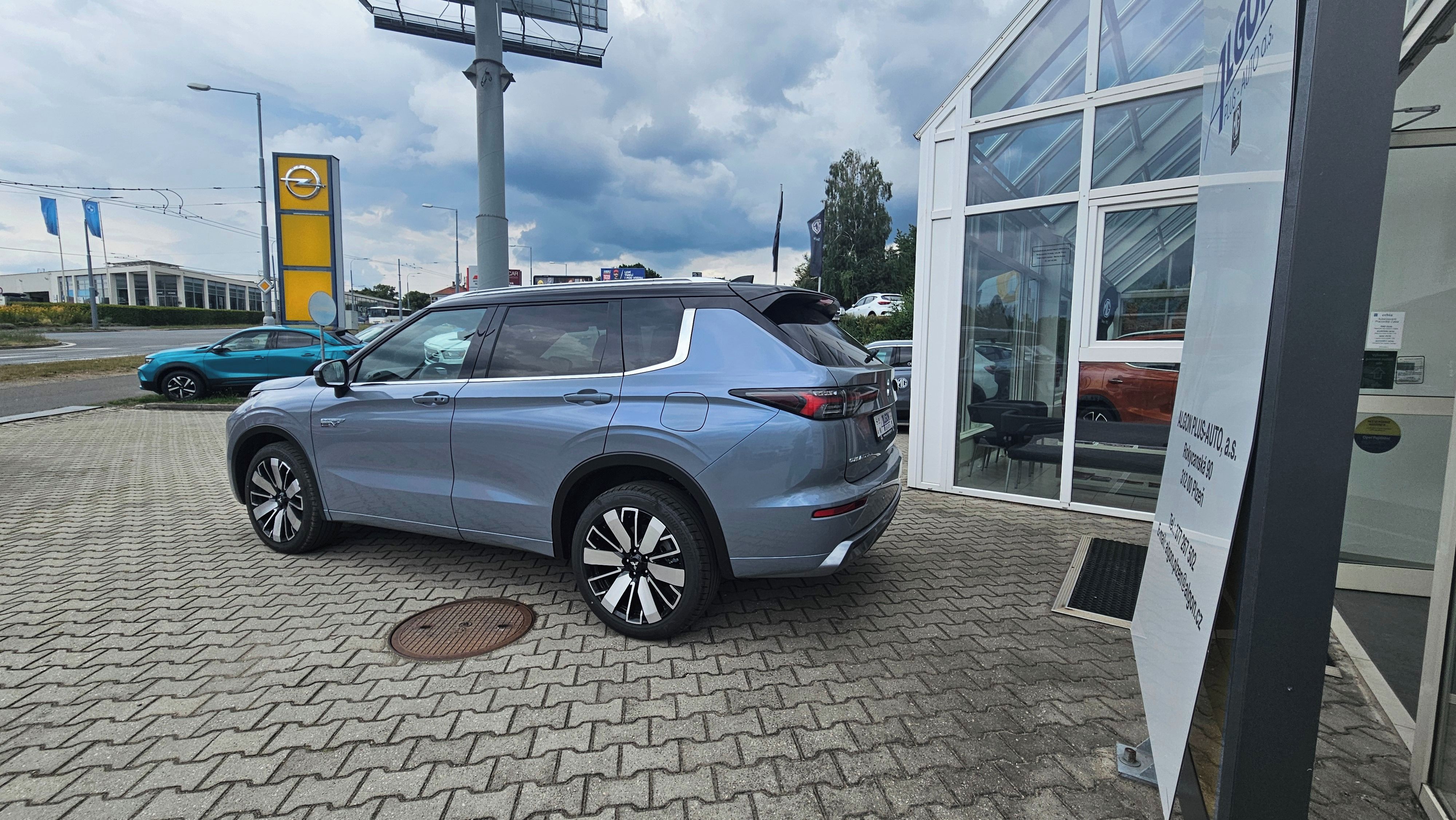 Mitsubishi Outlander, Instyle 2,4 PHEV 225kW AT 4x4 - fotka 3