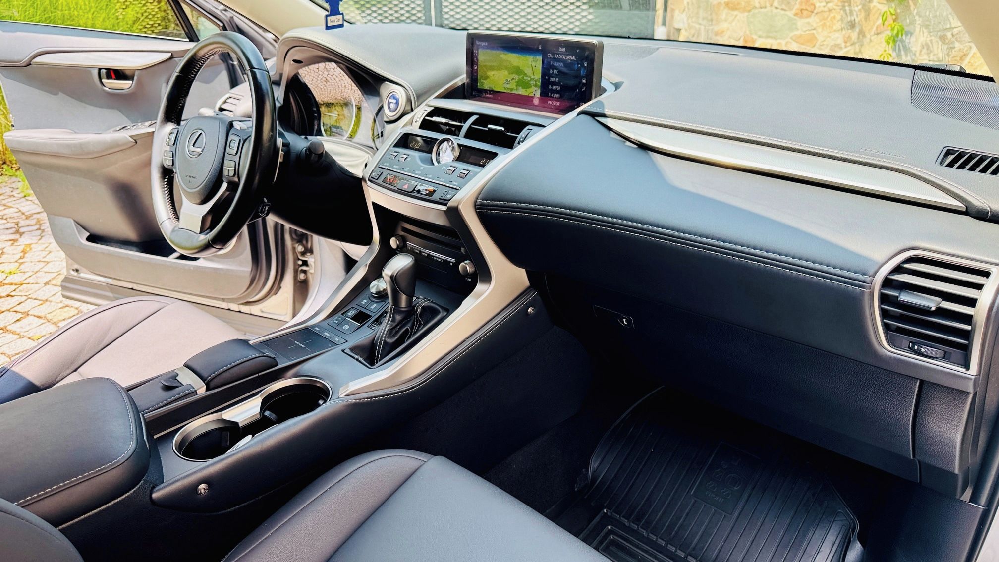 Lexus NX 300h, Lexus NX 300h 4x4 Hybrid - fotka 5