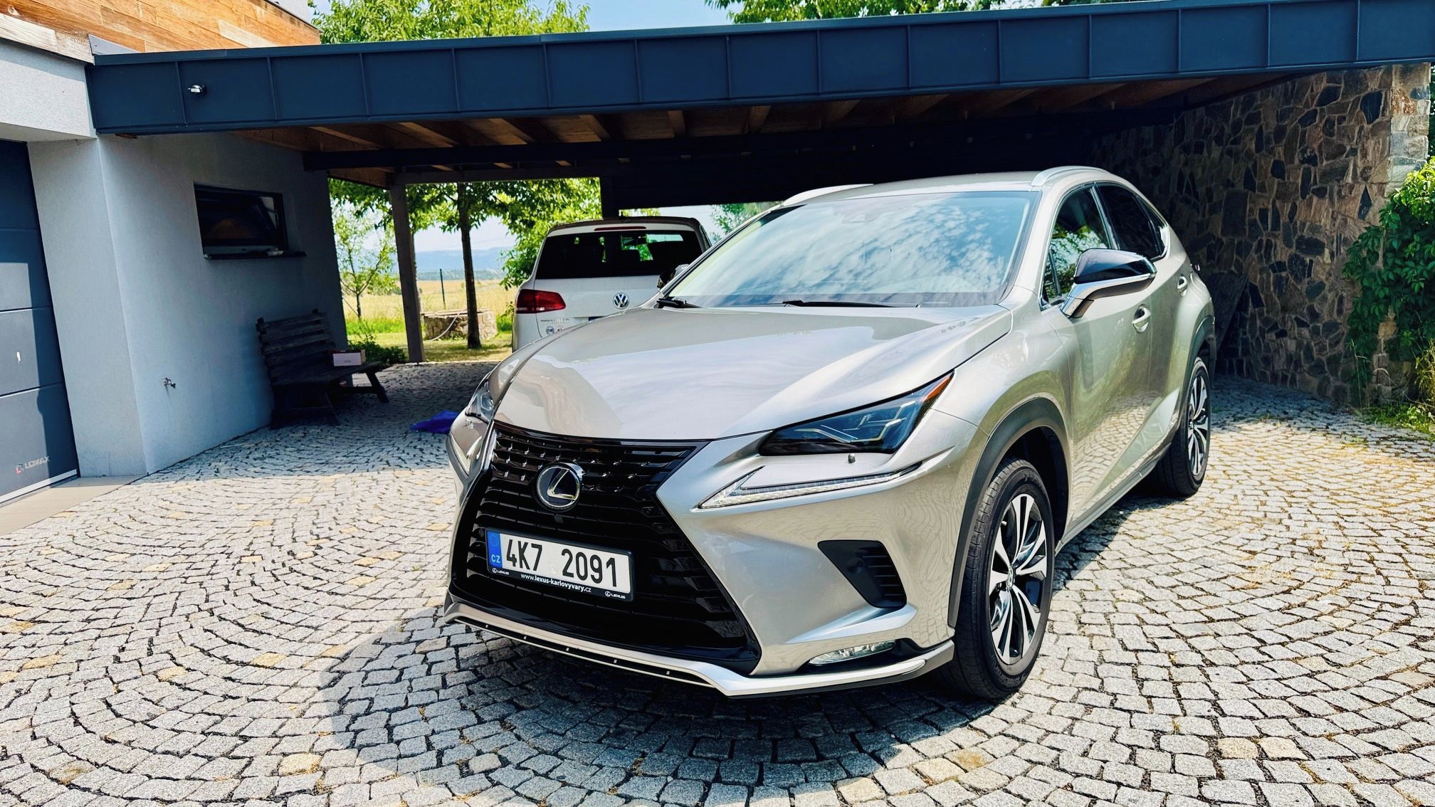 Lexus NX 300h, Lexus NX 300h 4x4 Hybrid - fotka 2