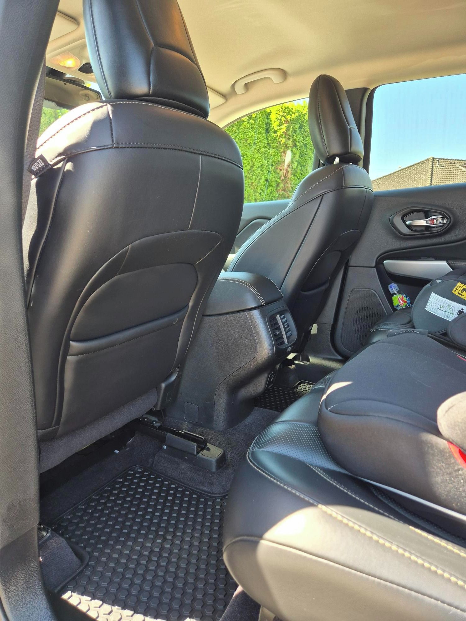 Jeep Cherokee, Jeep Cherokee 2.2 4WD 9ATX200k - fotka 4
