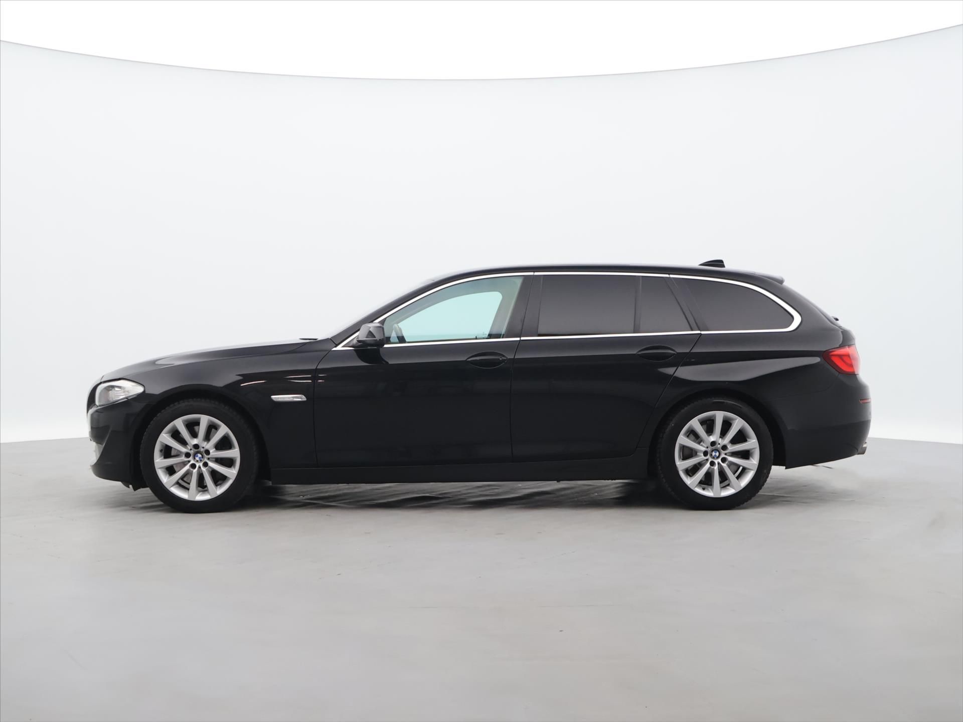 BMW Řada 5, 3,0 530d x Drive Tažné Klima - fotka 3