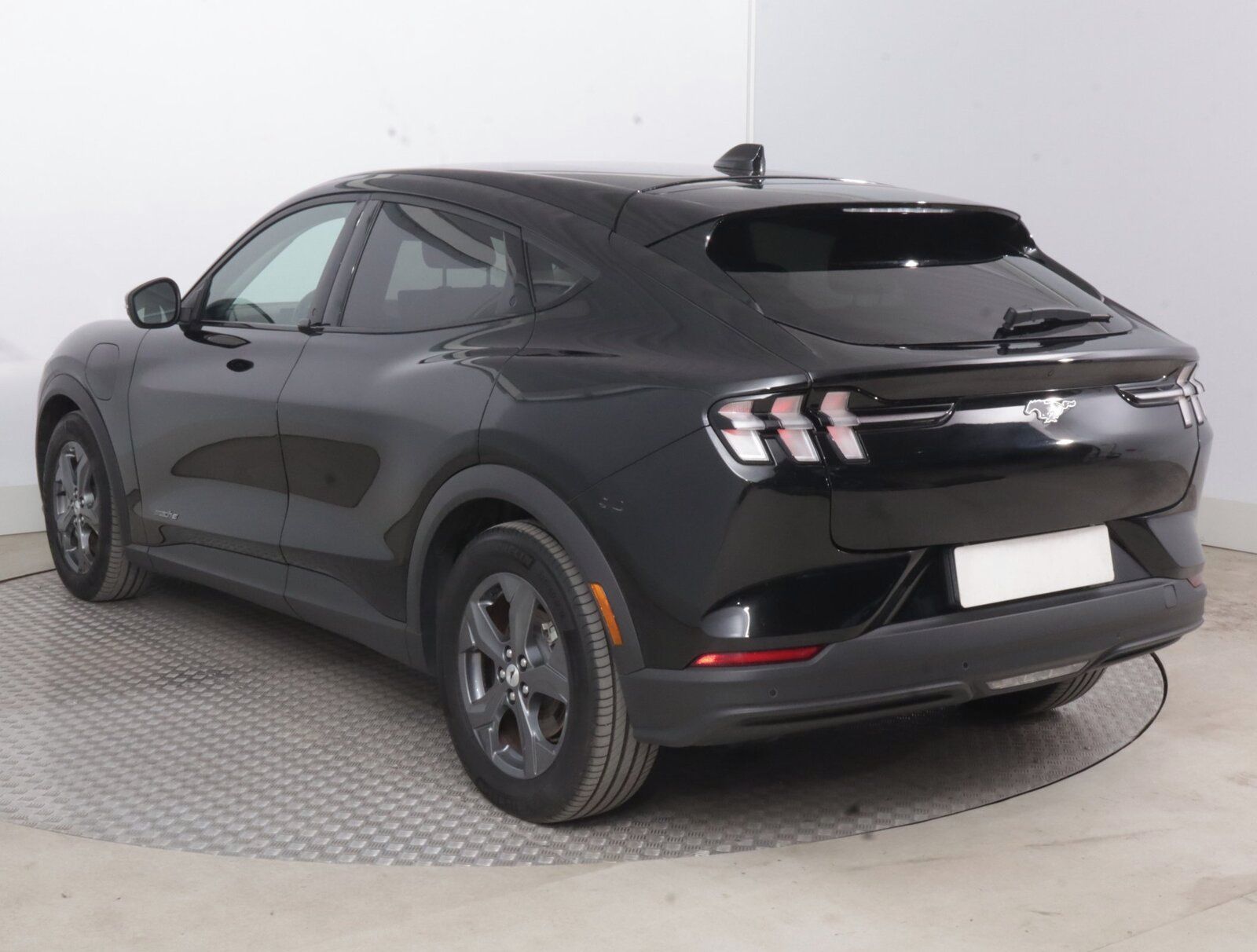 Ford Mustang Mach-E, Standard Range RWD, SoH 96% - fotka 4