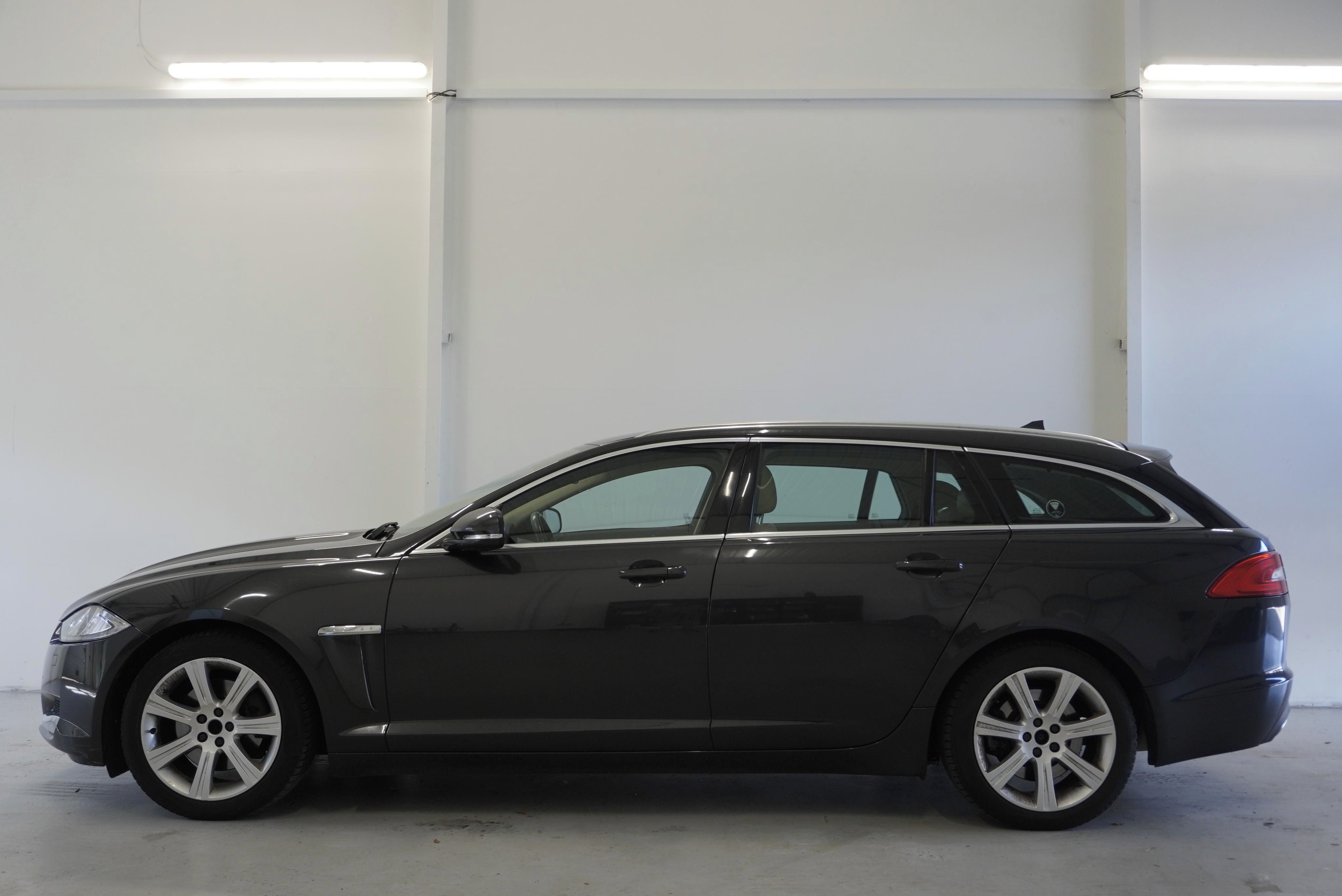 Jaguar XF, 3.0 D 177kW Rdesign SPORTBRAKE - fotka 2