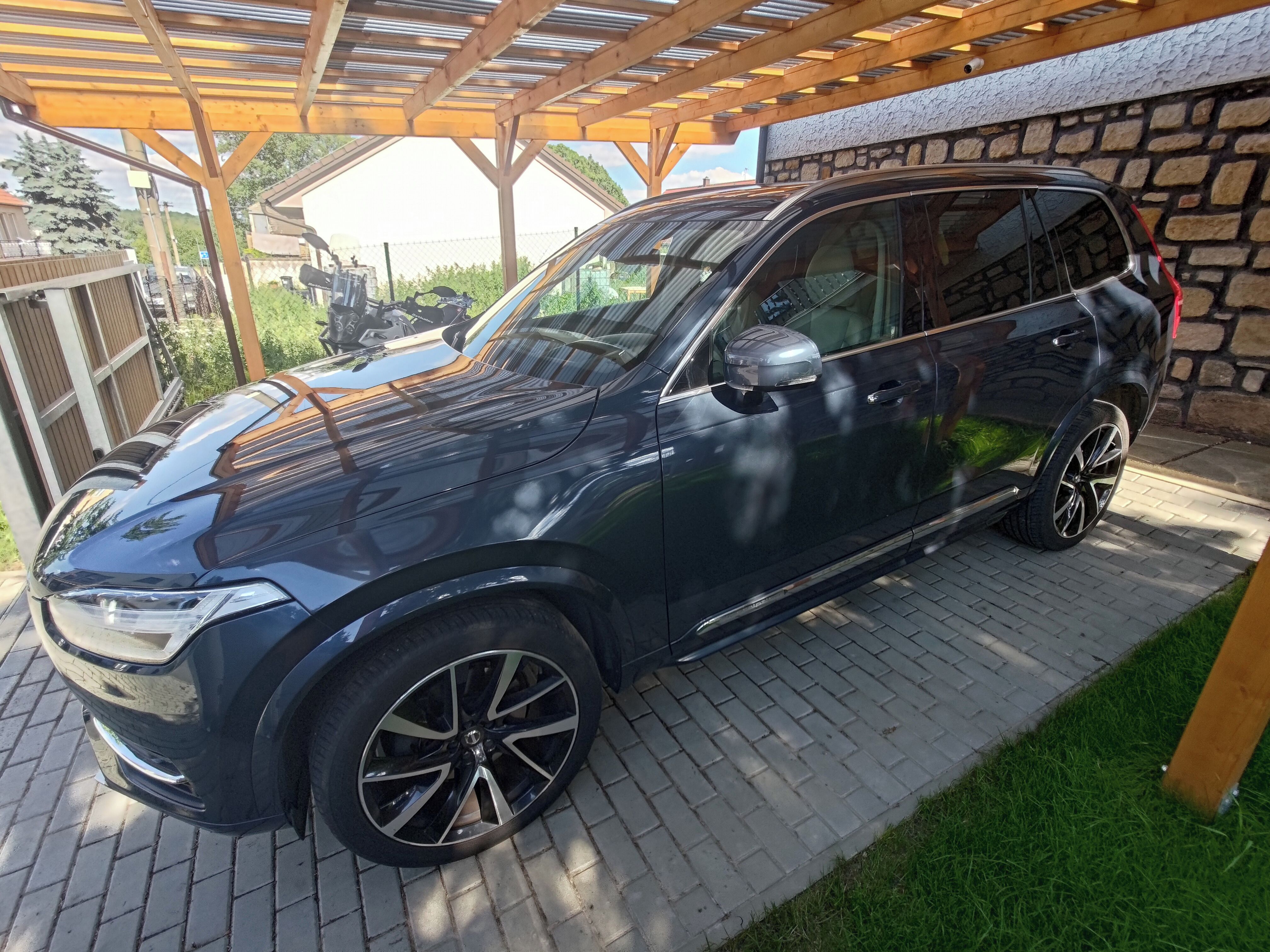 Volvo XC90, 2.0 D5 173kW Inscription 7míst - fotka 3