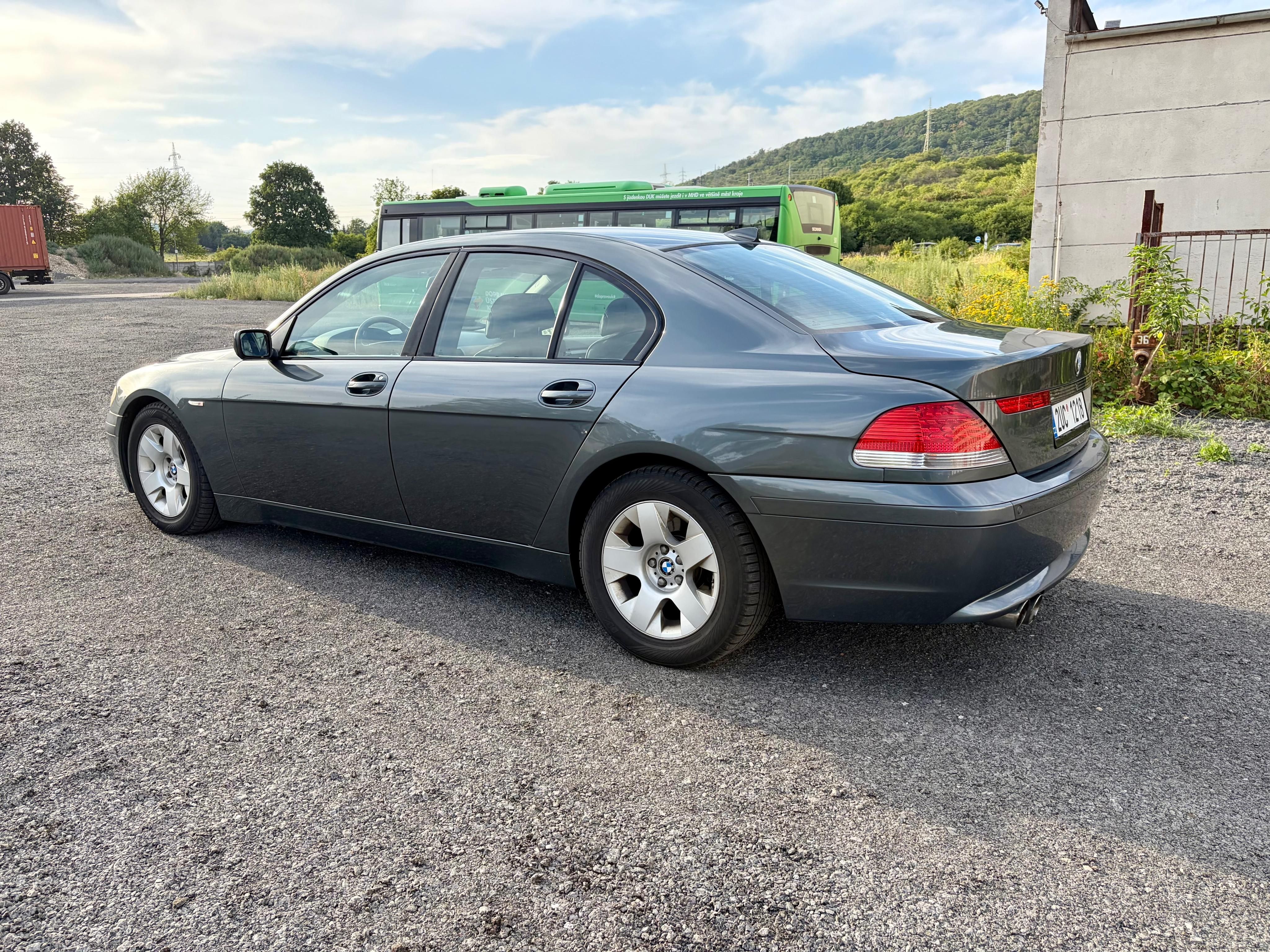 BMW Řada 7, E65 735i - fotka 3