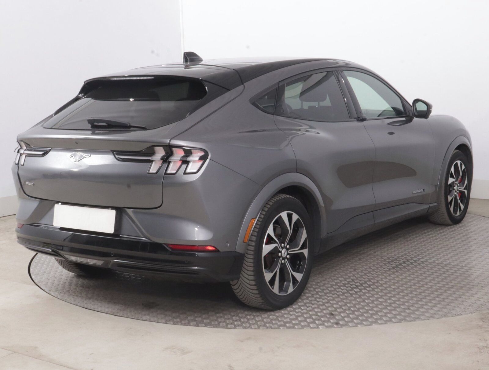 Ford Mustang Mach-E, Extended Range AWD, SoH 93% - fotka 5