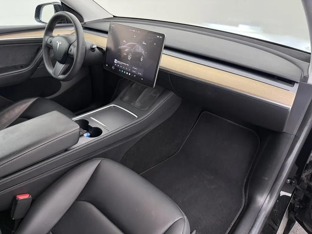 Tesla Model Y, SR RWD LFP 220kW 1.Maj DPH - fotka 4