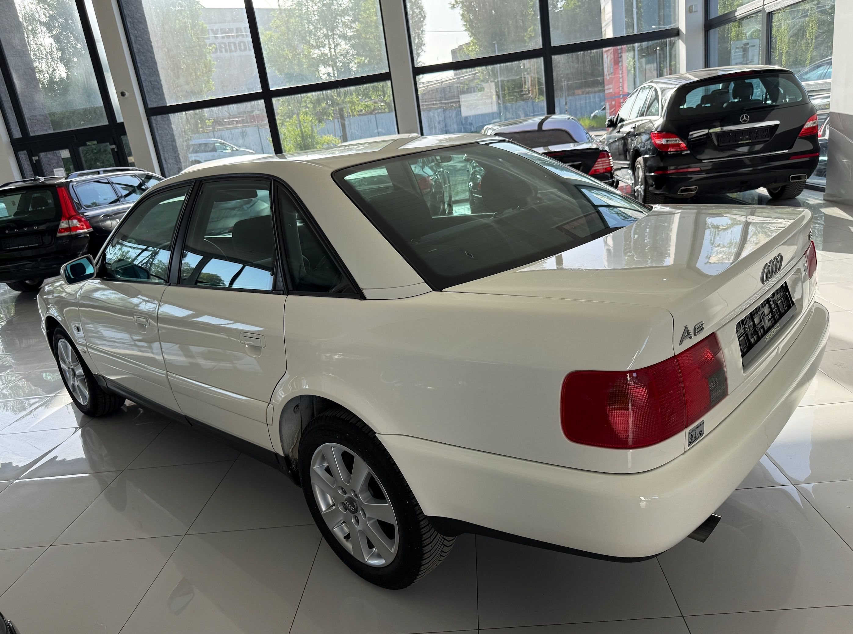 Audi A6, C4 1.8 5v 160.000km Top Stav - fotka 5