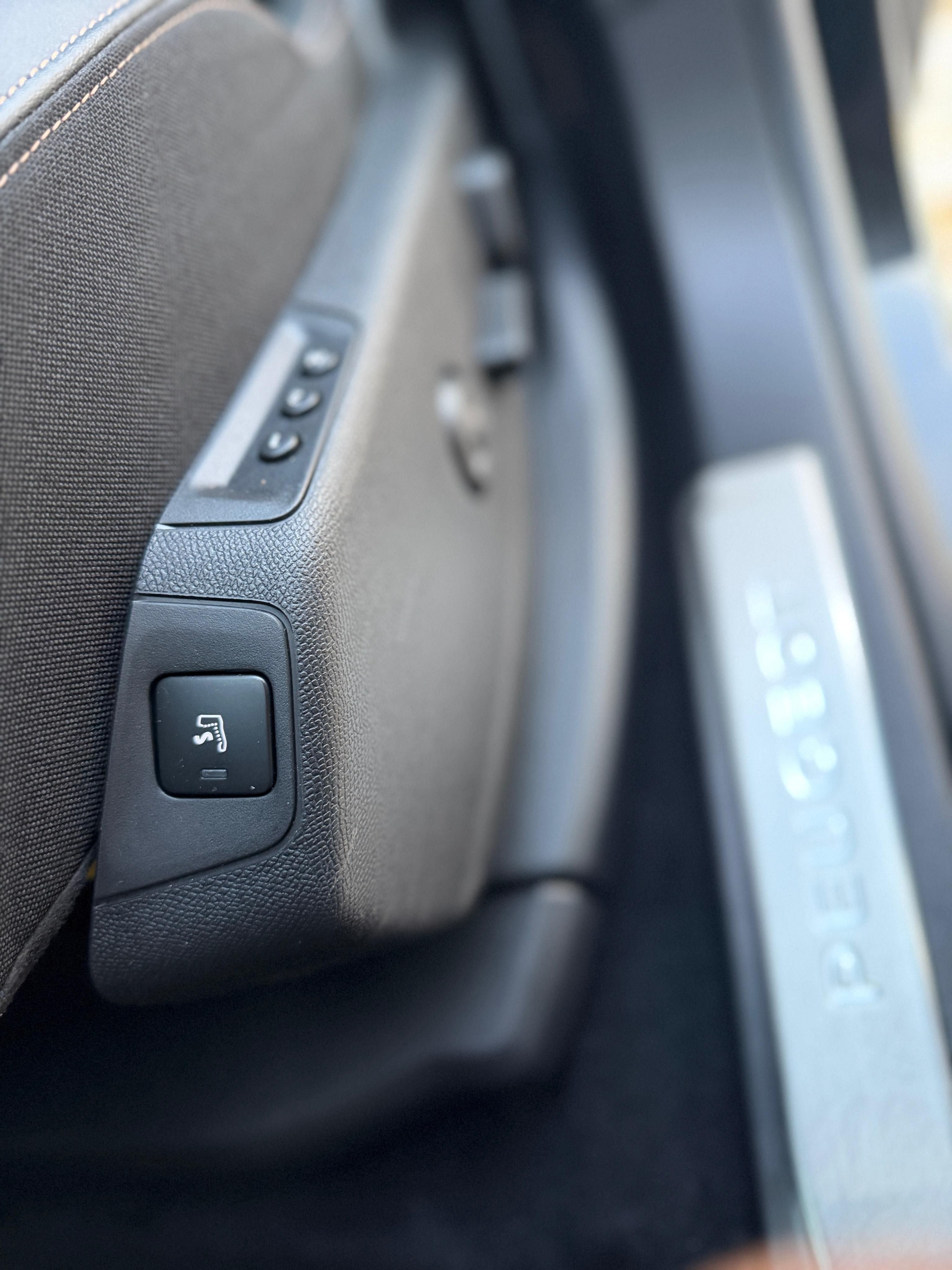 Peugeot 5008, GT 2.0HDi AUT TAŽNÉ Masáže 360 - fotka 5