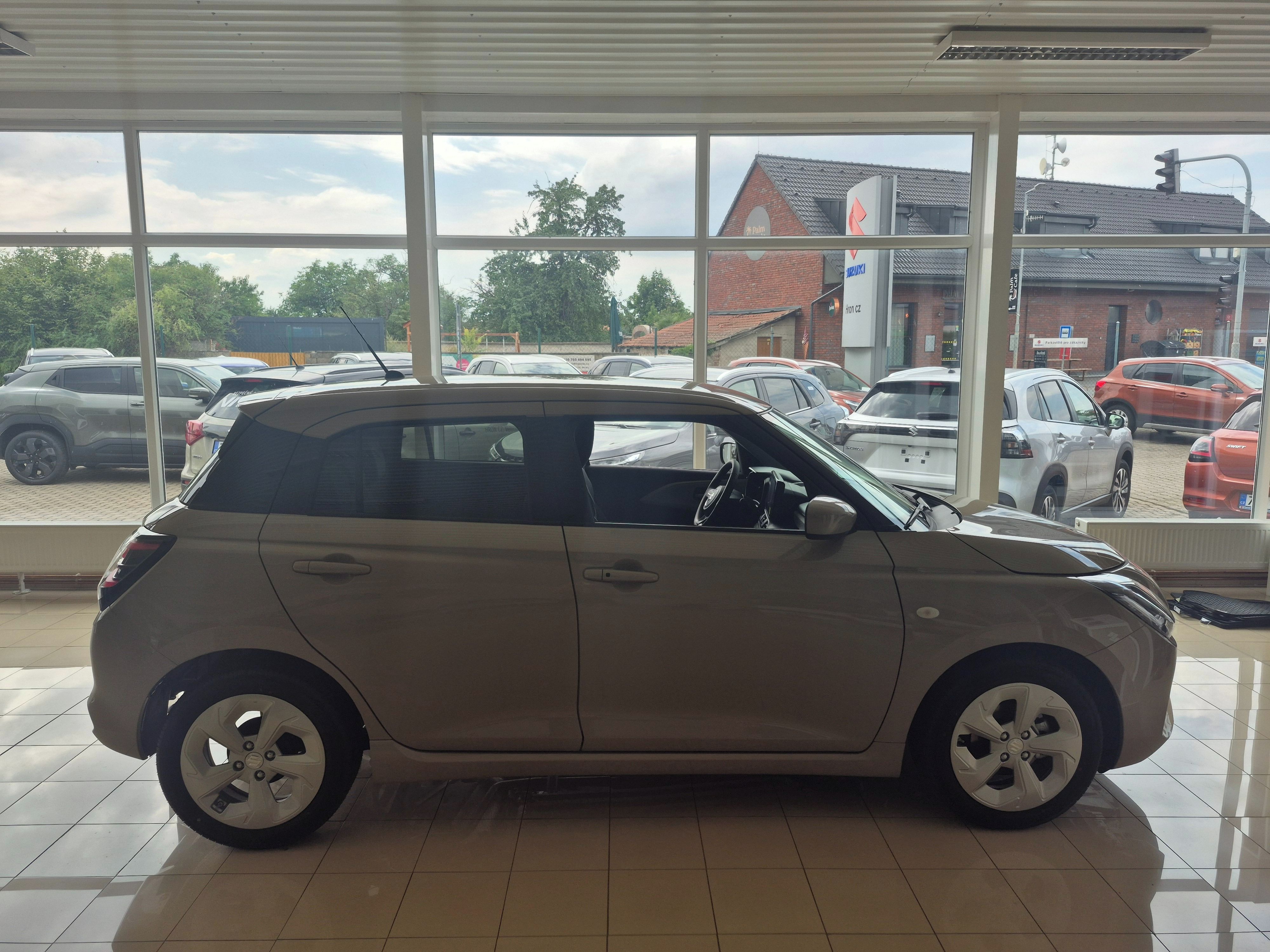 Suzuki Swift, 1,2 Premium automat - fotka 6