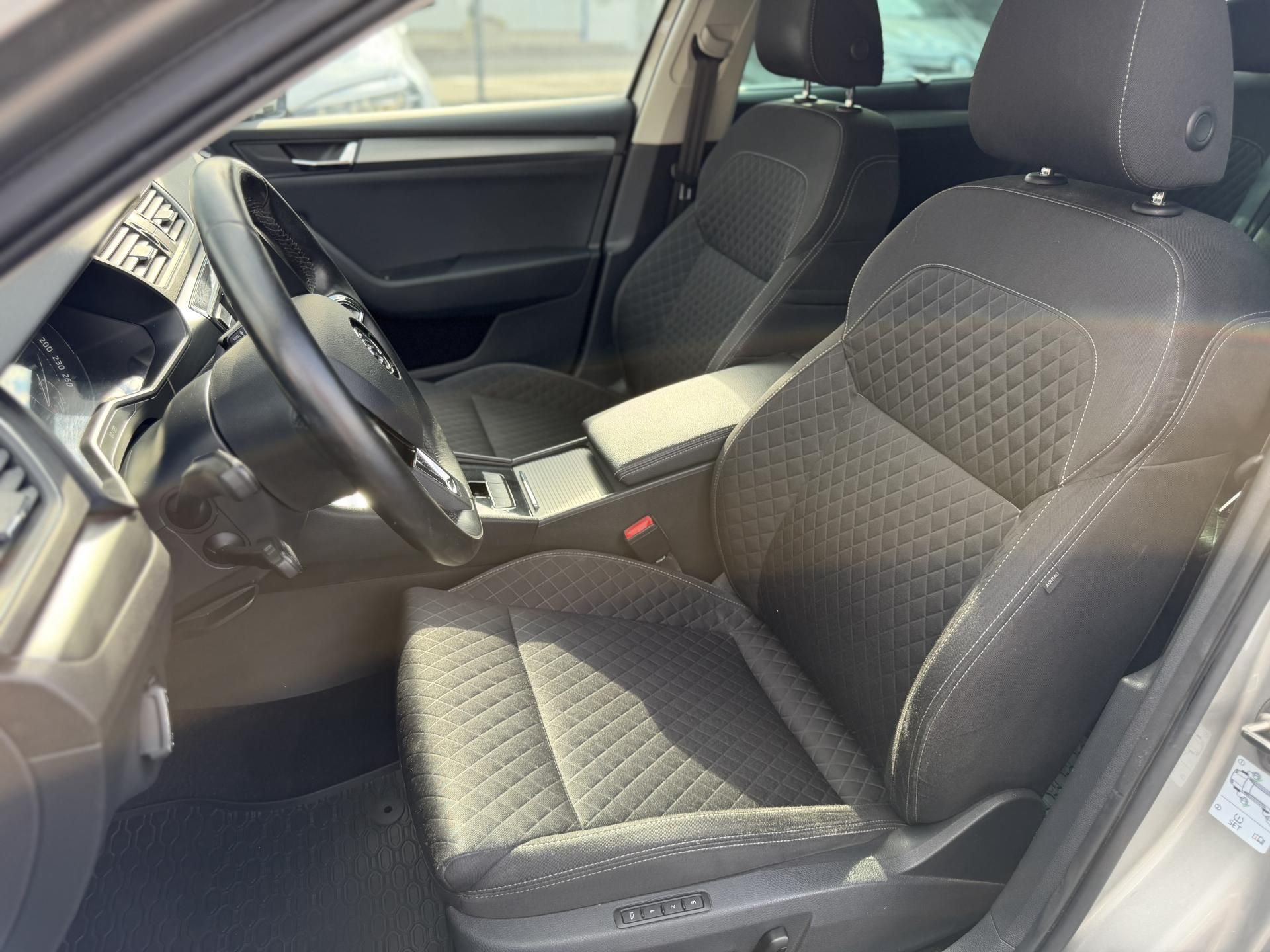 Škoda Superb, 2.0 TDi, 110kw, manual, tažné - fotka 4