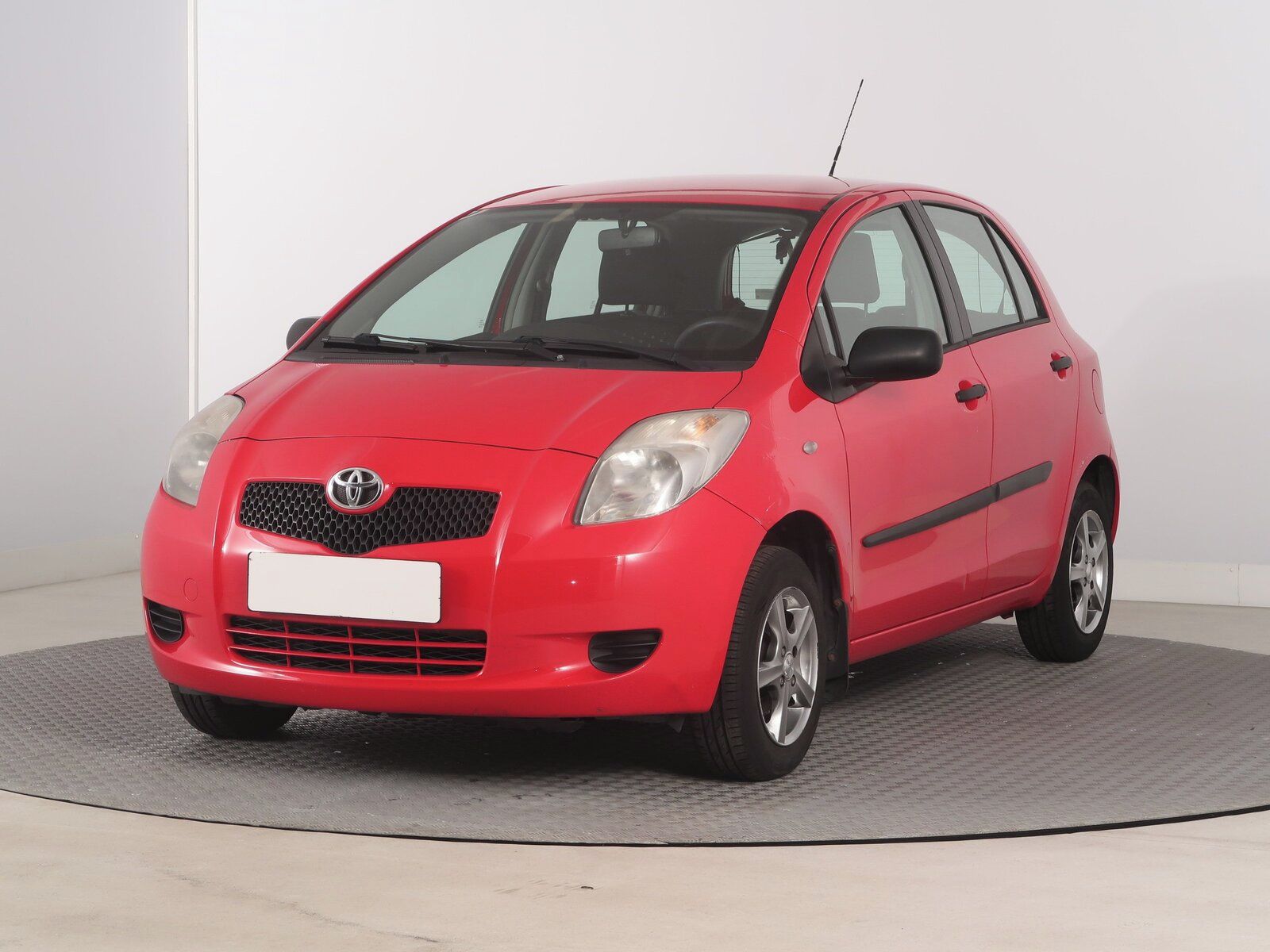 Toyota Yaris, 1.0 VVT-i, po STK, Tažné - fotka 2