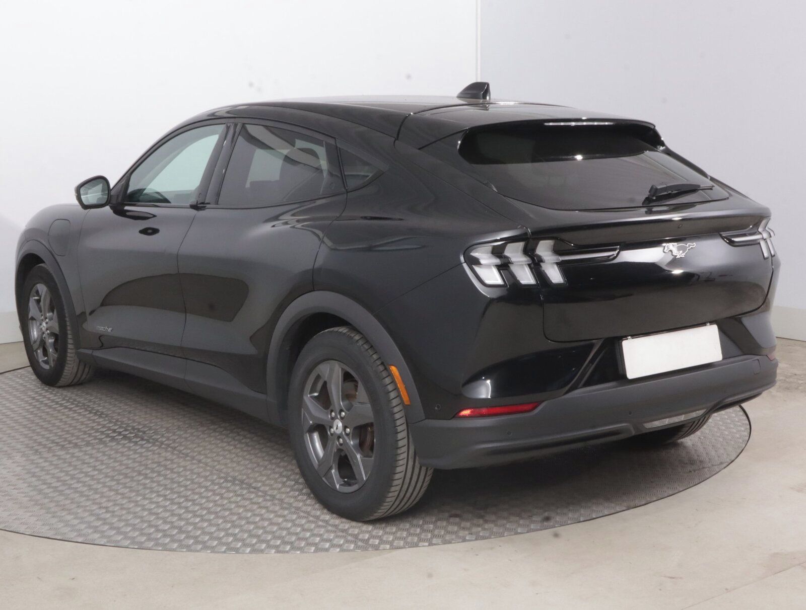 Ford Mustang Mach-E, Standard Range RWD, SoH 94% - fotka 4
