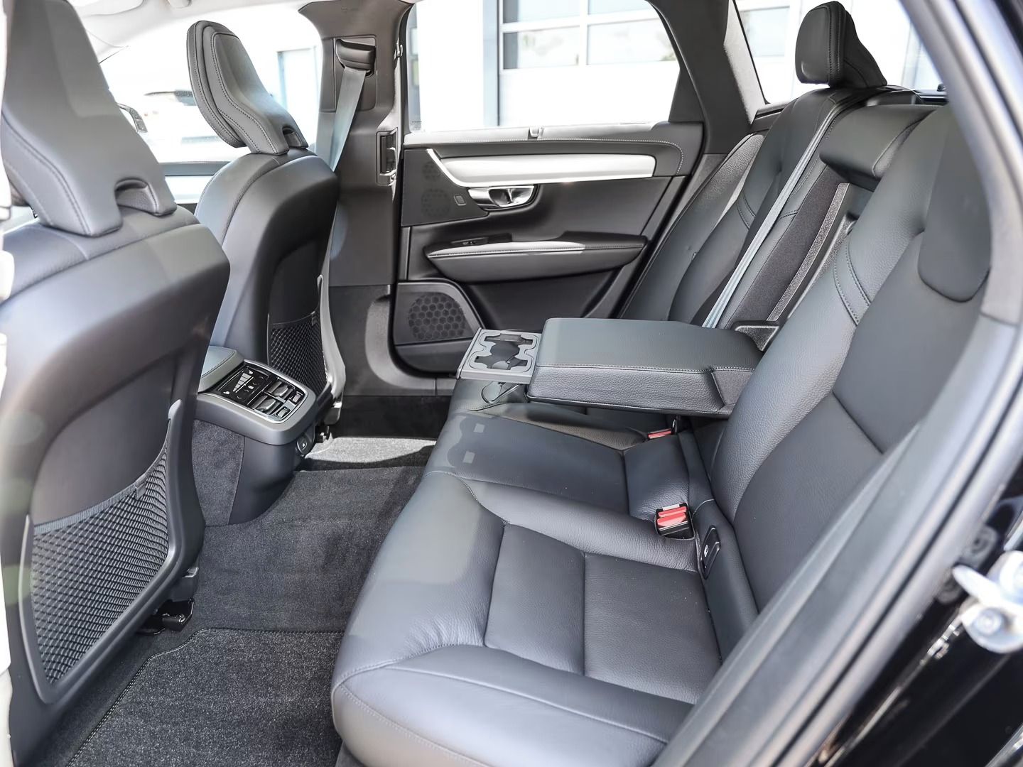 Volvo V90, B4 2.0 Diesel Ultimate Dark - fotka 6