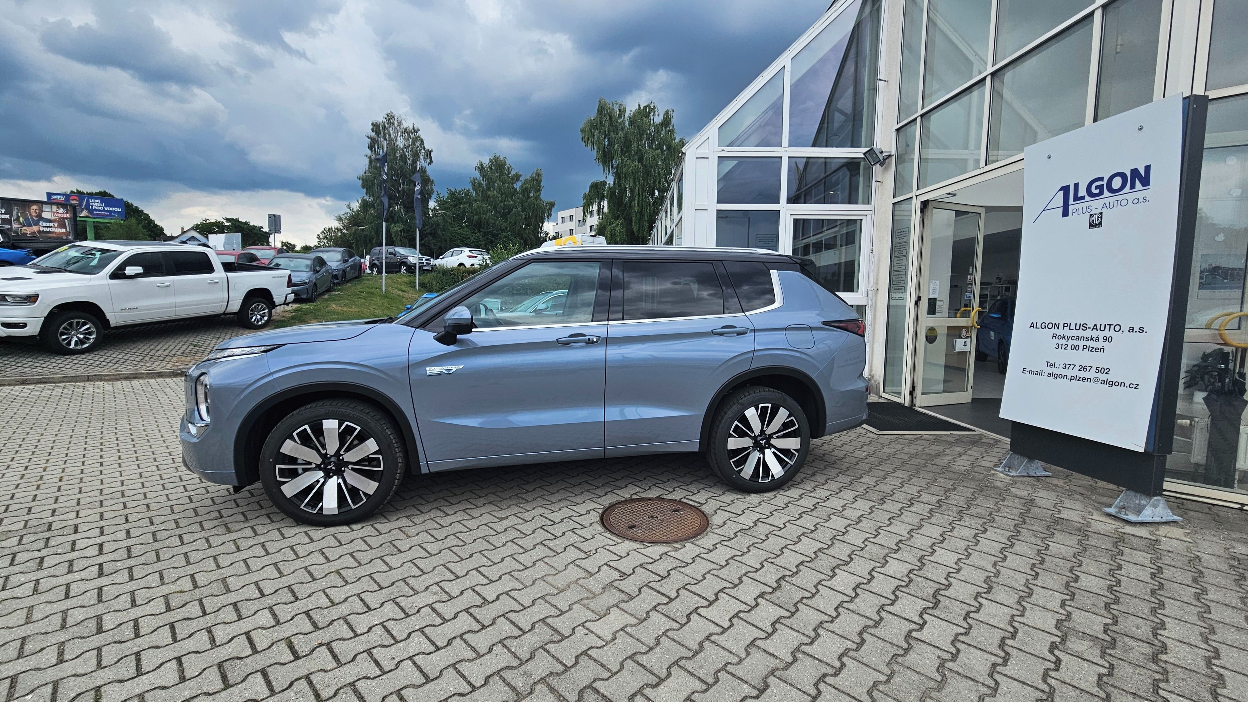 Mitsubishi Outlander, Instyle 2,4 PHEV 225kW AT 4x4 - fotka 2