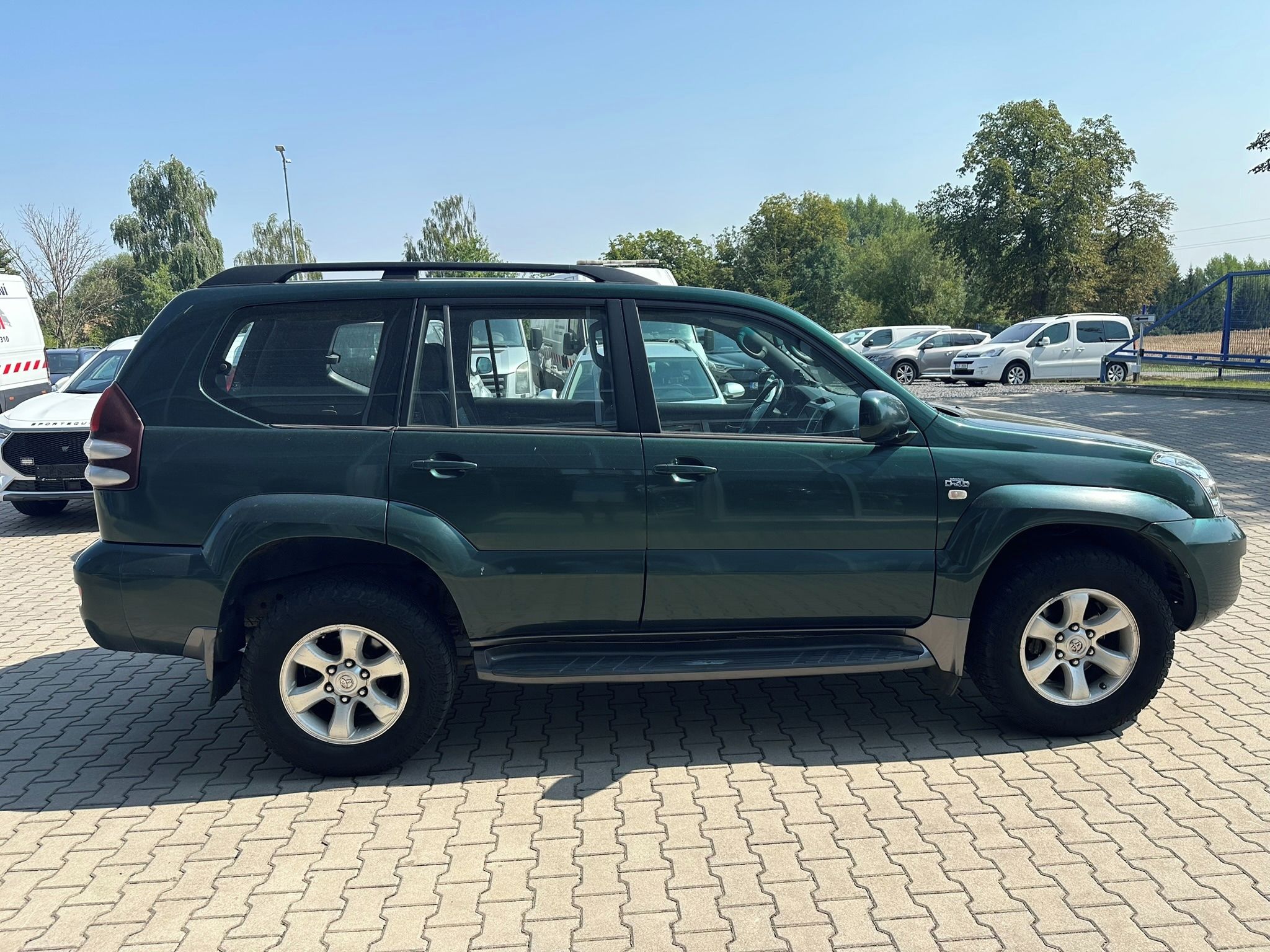 Toyota Land Cruiser, 3,0 D-4D 4x4  120kW  8 míst - fotka 6