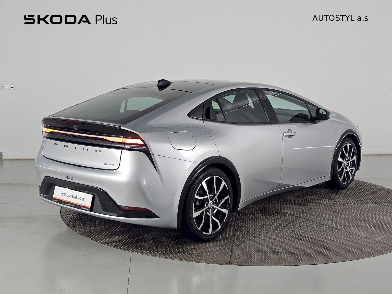 Toyota Prius, 2.0L PHEV 223k Prestige Skyvie - fotka 2