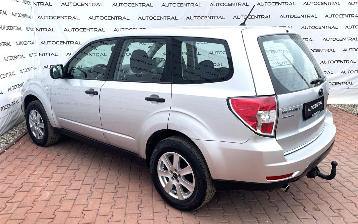 Subaru Forester, 2,0 i,110kW,AWD,serv.kn. - fotka 6