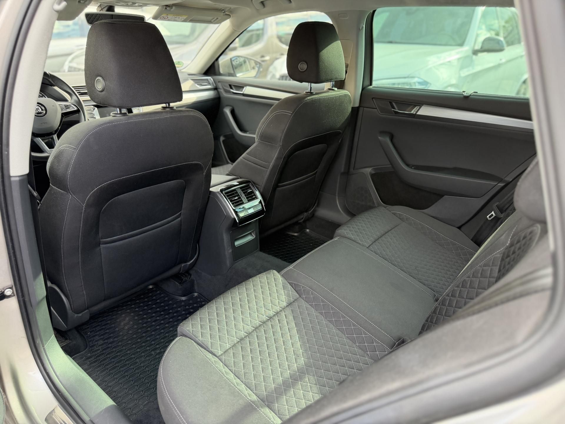 Škoda Superb, 2.0 TDi, 110kw, manual, tažné - fotka 5