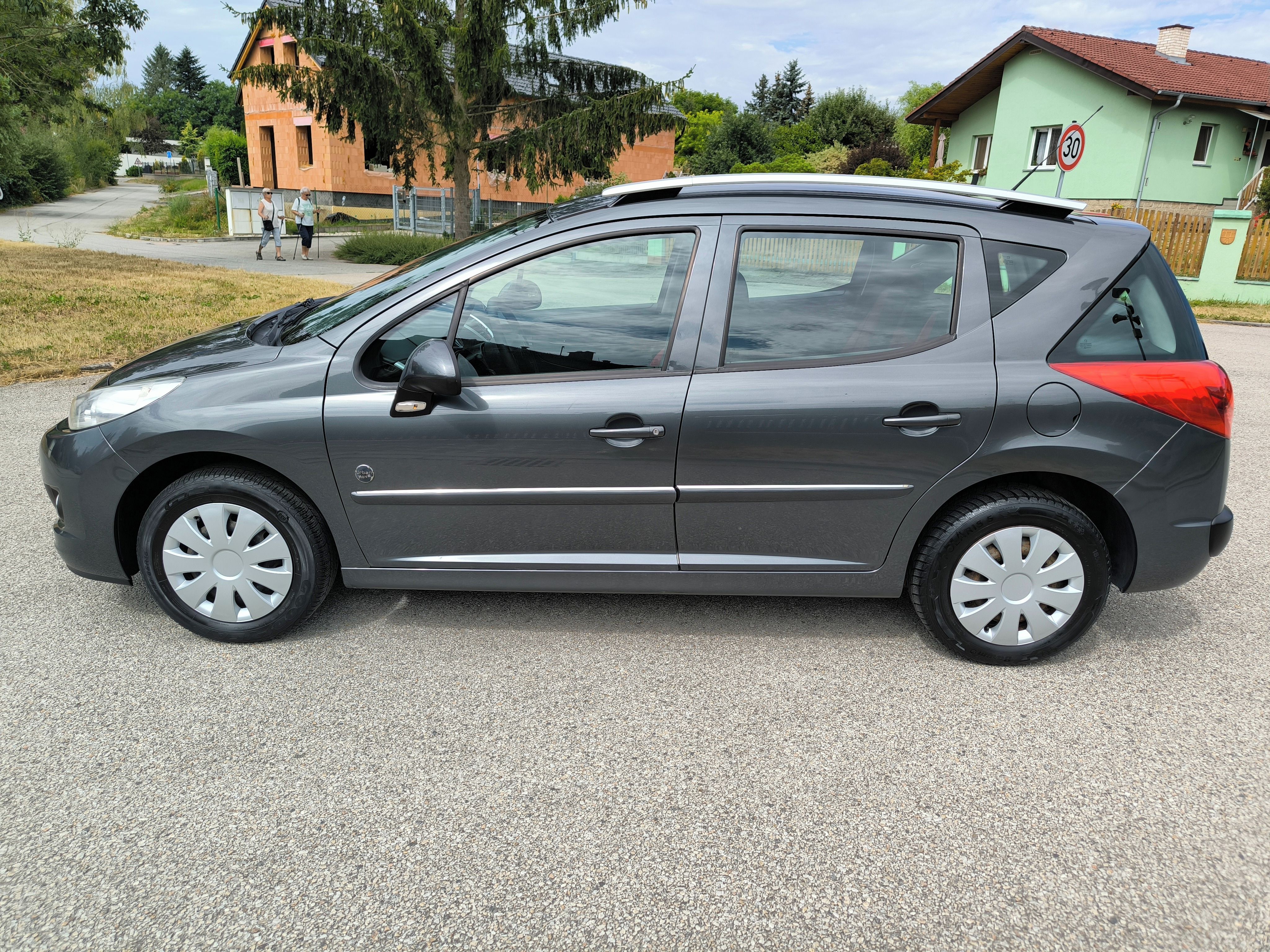 Peugeot 207, 1.4i - 1.MAJITELKA, PO SERVISU - fotka 3
