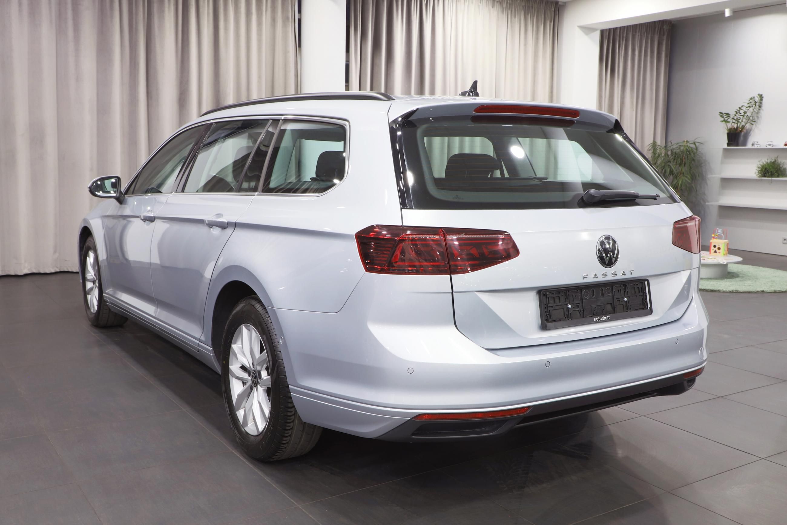 Volkswagen Passat, TDI 110kW DSG / Tažné / Matrix - fotka 4