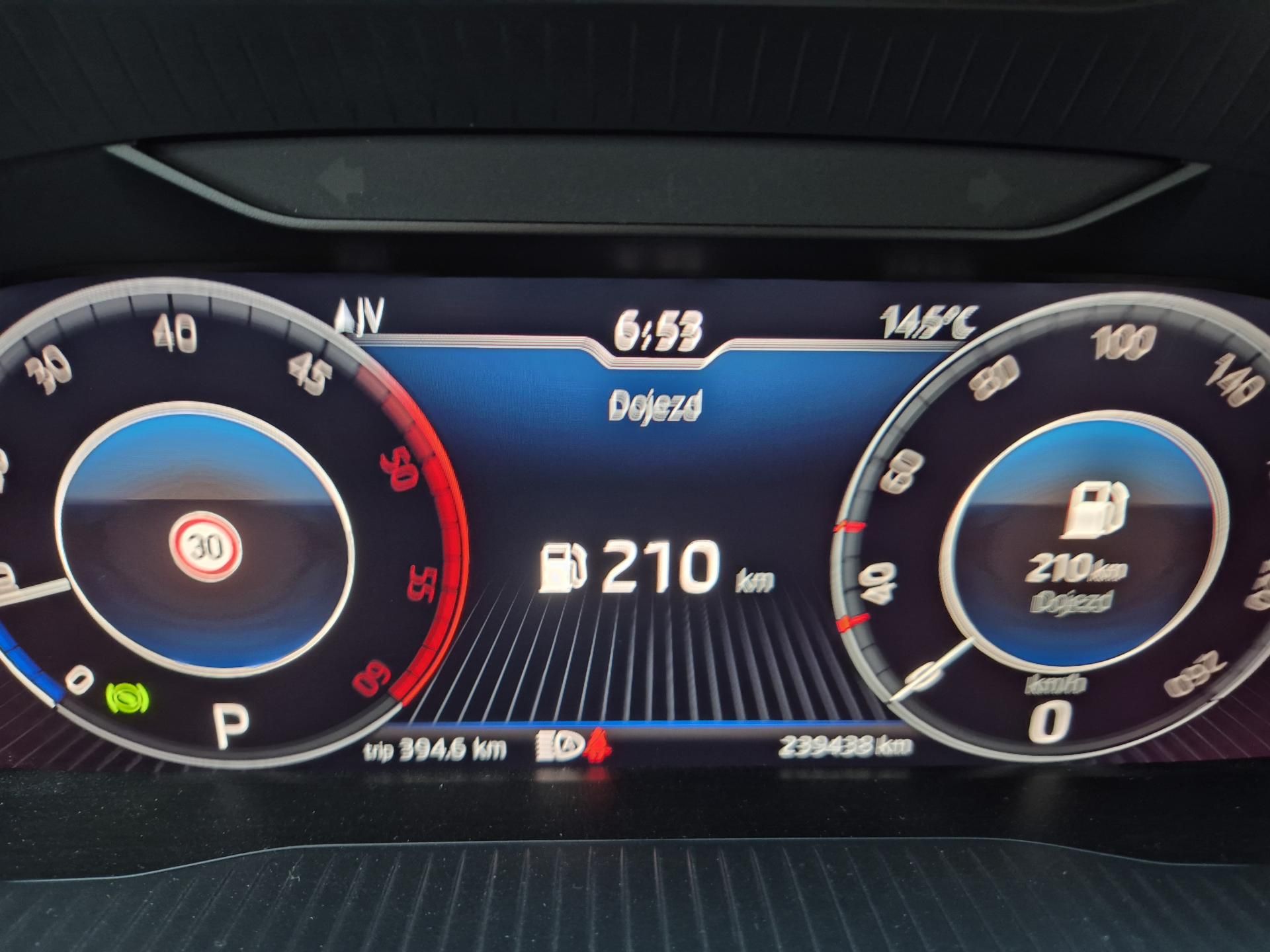Škoda Superb, Combi 2,0TDi 110kw DSG 17ALU - fotka 6