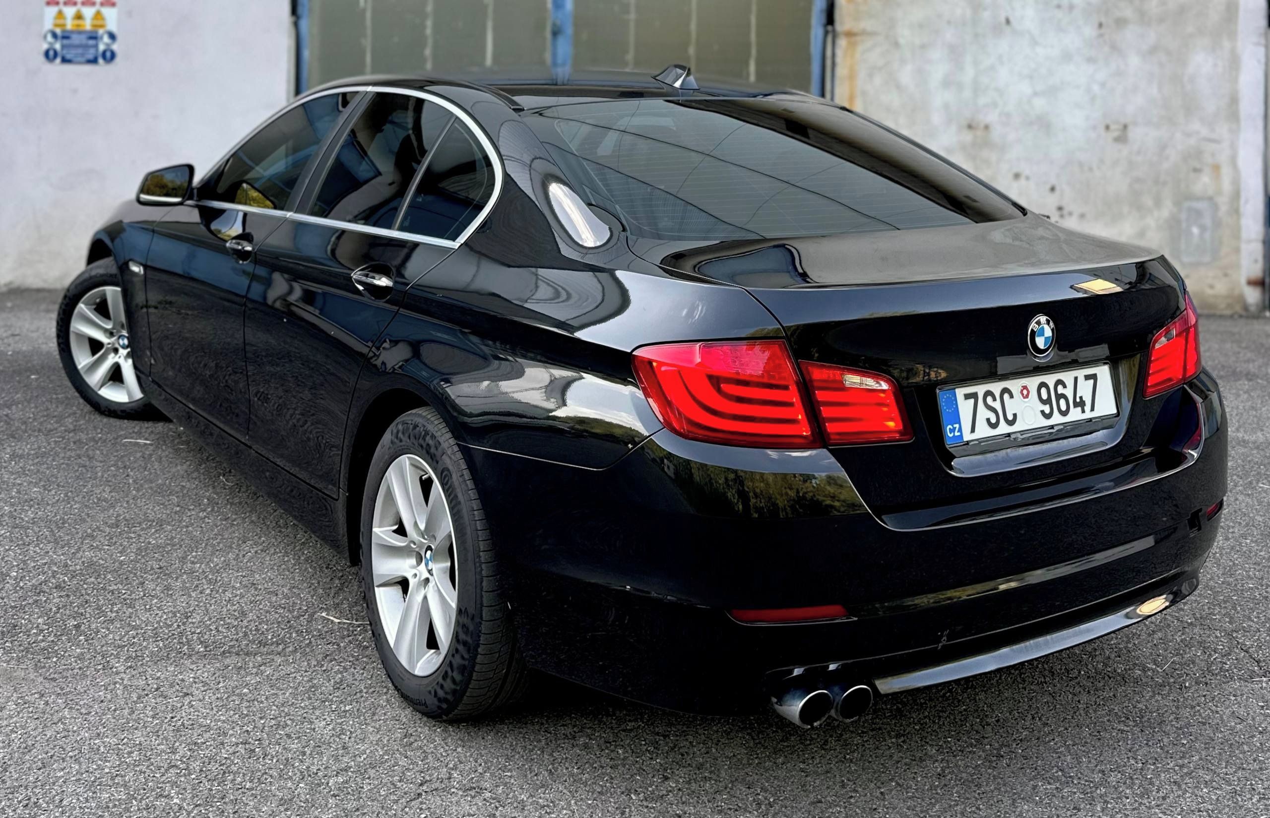 BMW Řada 5, 528i F10 3.0 R6 N[telefon skryt]TK - fotka 6