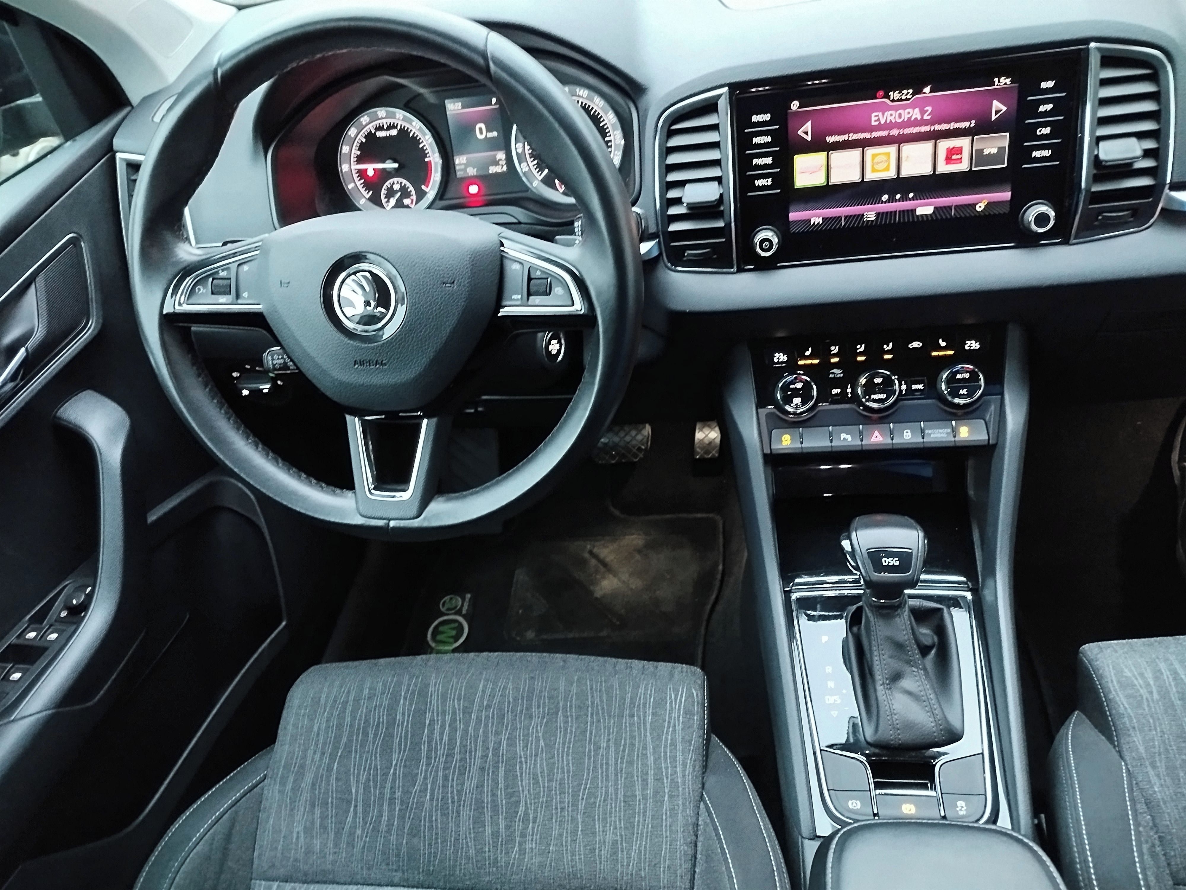 Škoda Karoq, 1.6 DSG TOP STAV - Odpočet DPH - fotka 2