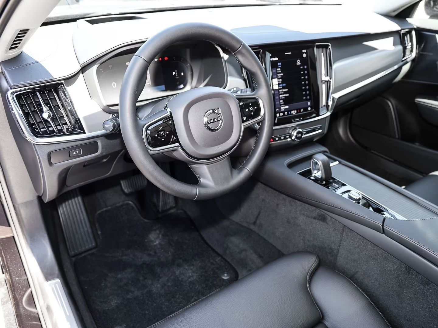 Volvo V90, B4 2.0 Diesel Ultimate Dark - fotka 4