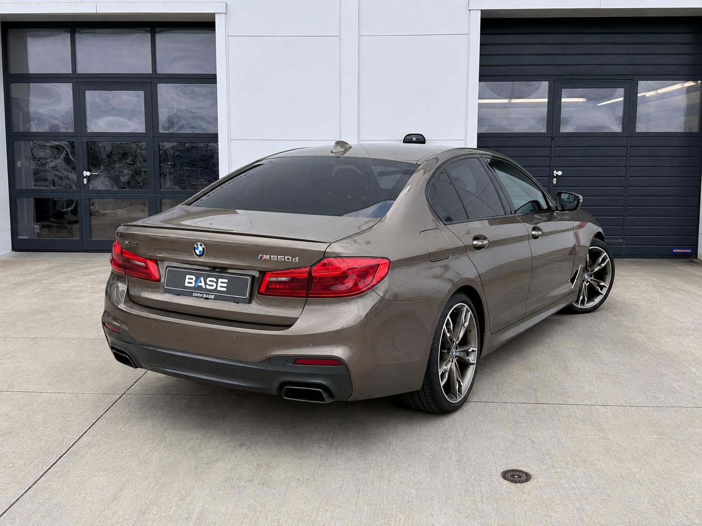 BMW Řada 5, M550d xDrive - fotka 4