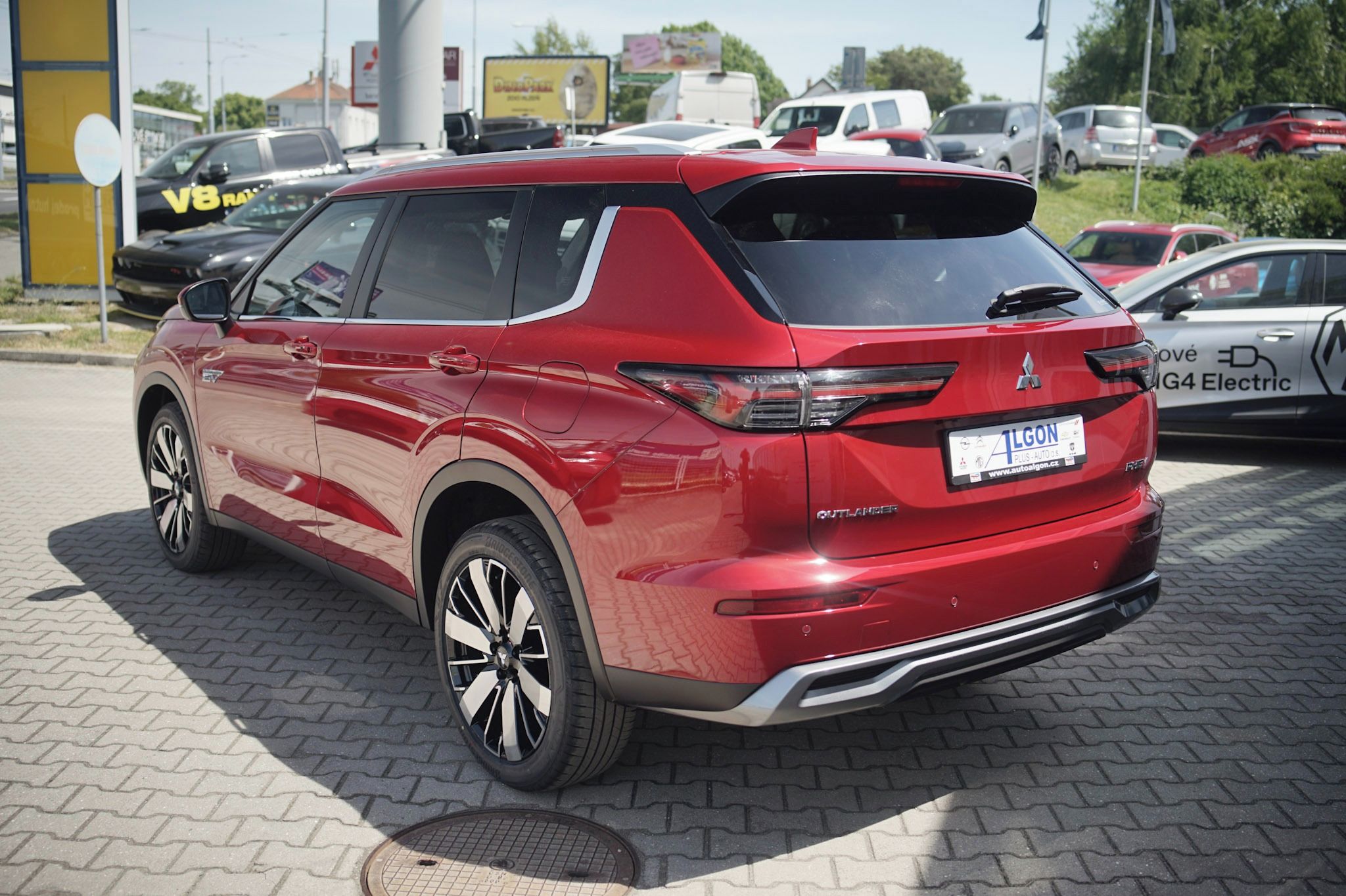 Mitsubishi Outlander, Intense 2,4 PHEV 225kW AT 4x4 - fotka 3