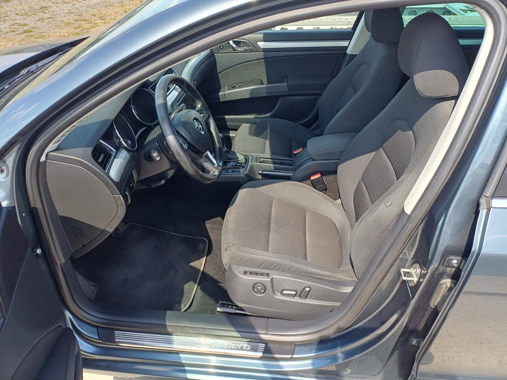 Škoda Superb, 2.0Tdi 4x4 DSG Xenon Navi - fotka 5