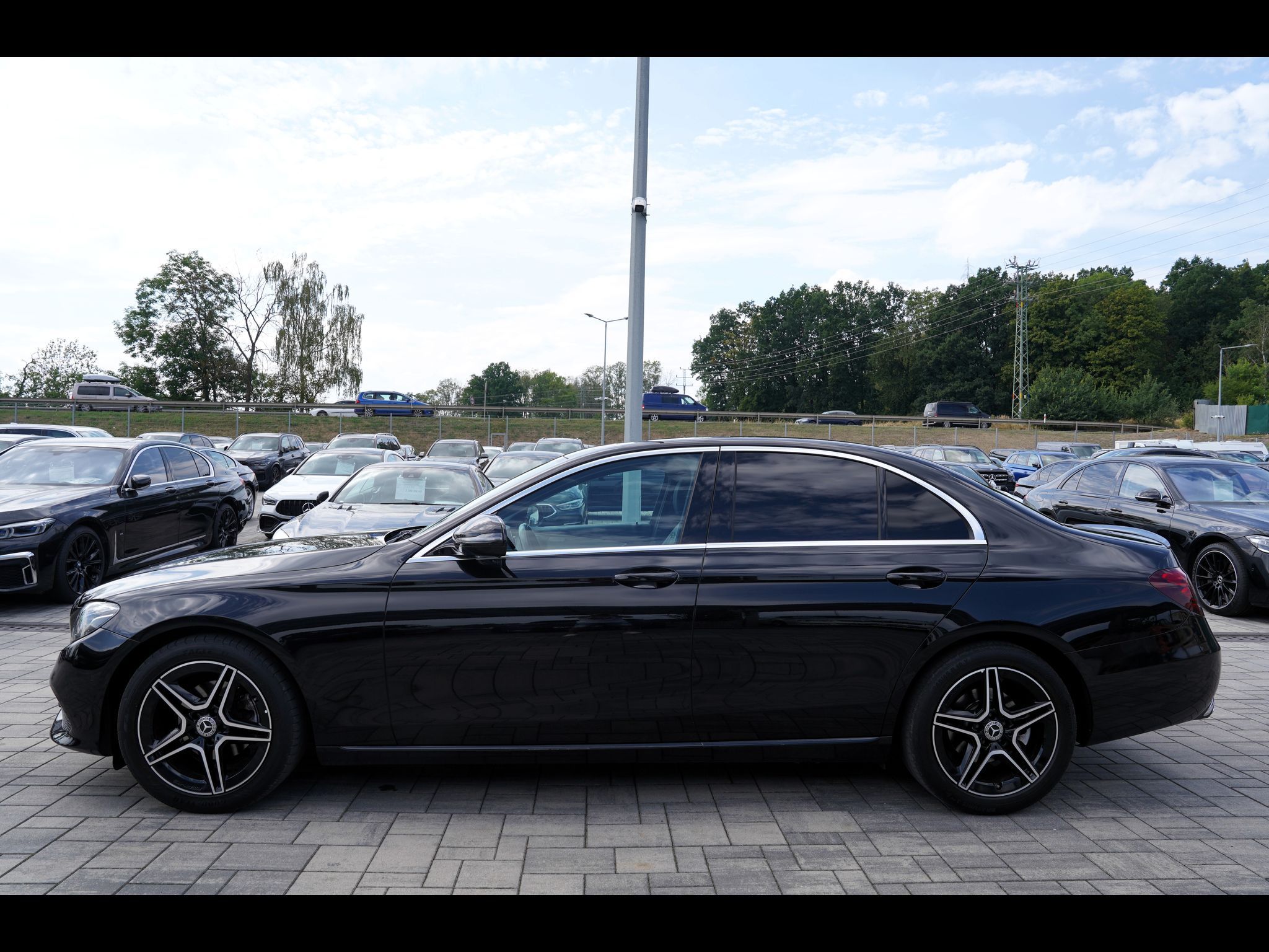 Mercedes-Benz Třídy E, E 220d AMG/LED/AT9/kůže - fotka 3