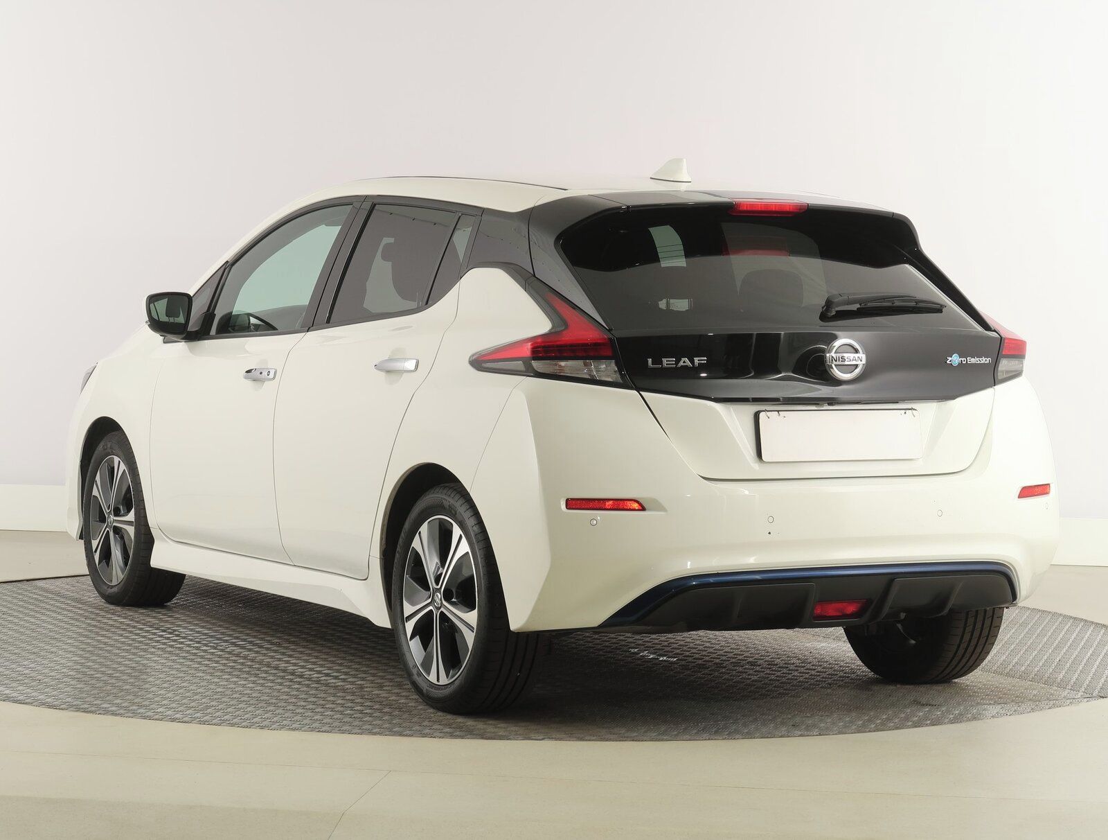 Nissan LEAF, 40 kWh, SoH 91%, Automat - fotka 4