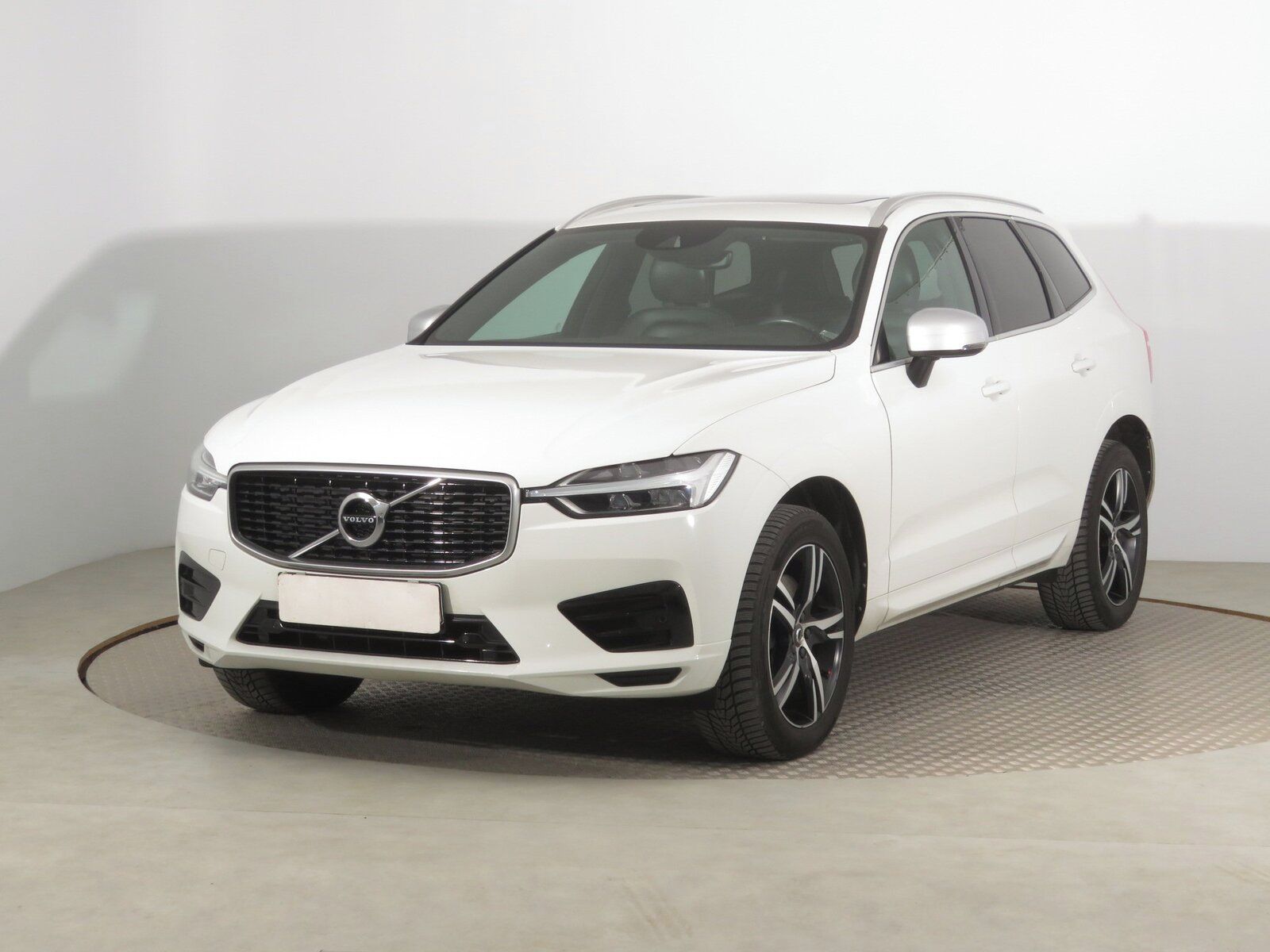 Volvo XC60, D4 AWD, R-Design, 4X4 - fotka 2